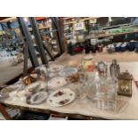 A LARGE AMOUNT OF GLASSWARE AND CERAMICS TO INCLUDE MARTINI GLASSES, COCKTAIL SHAKERS, CABINET