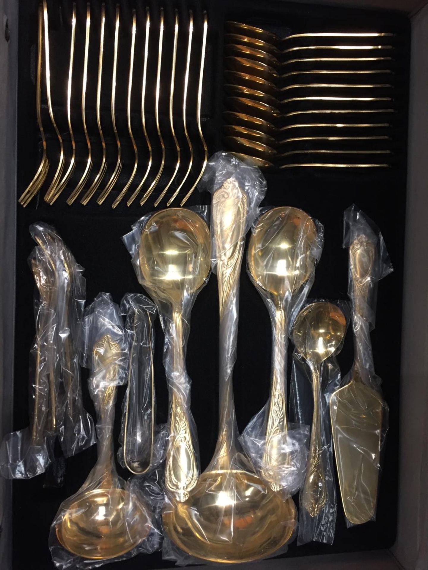 A TWELVE SETTING GOLD PLATED CANTEEN OF CUTLERY WITH SERVING SPOONS,LADELS, CAKE FORKS ETC IN A CASE - Image 3 of 5