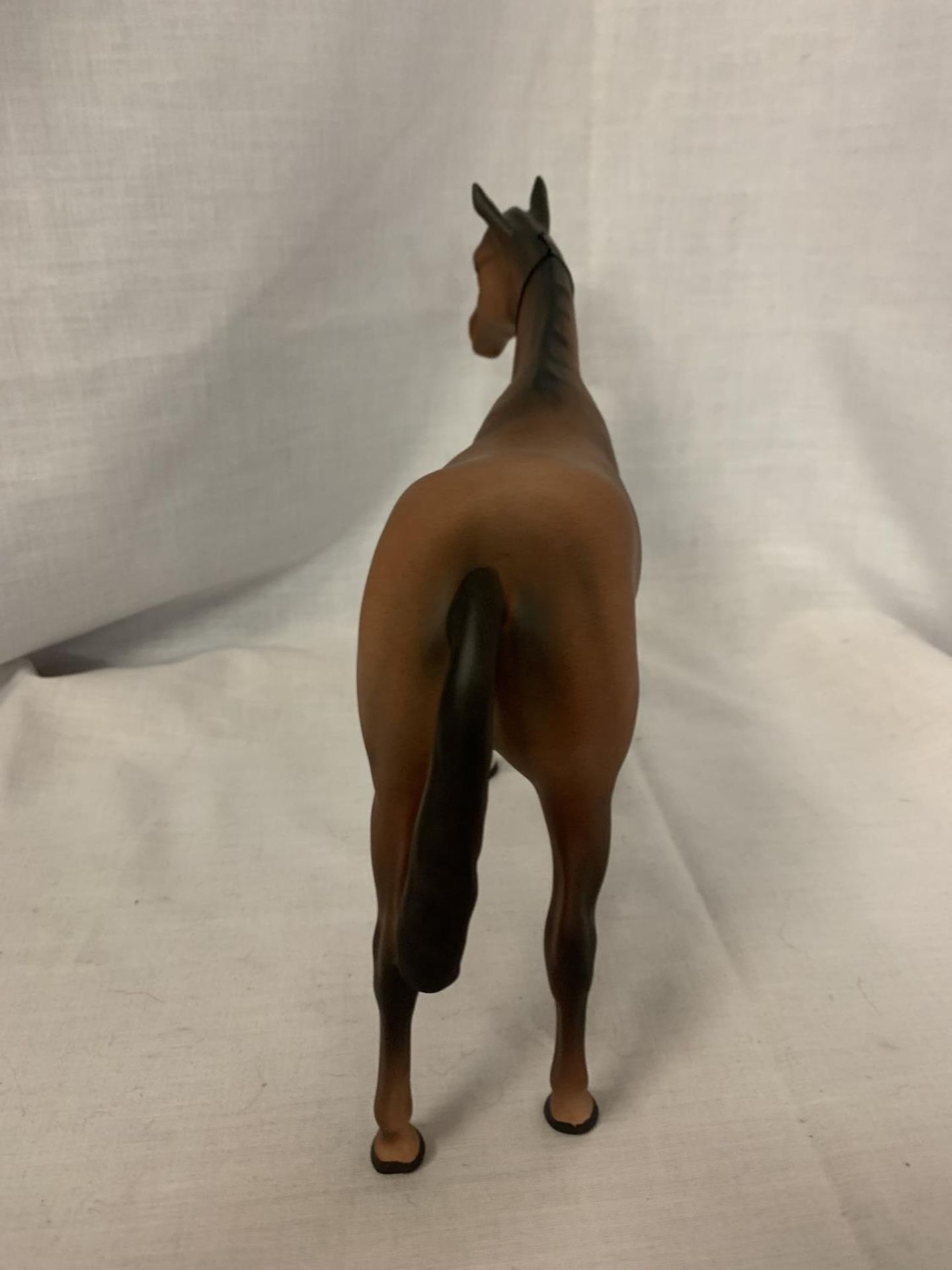 A BESWICK MATT BAY THOROUGHBRED HORSE FIGURINE - Image 4 of 6