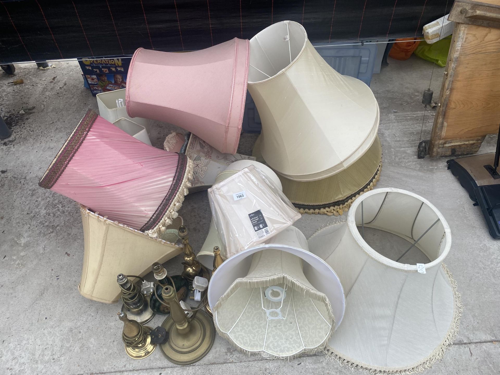 AN ASSORTMENT OF LAMPS AND LAMP SHADES