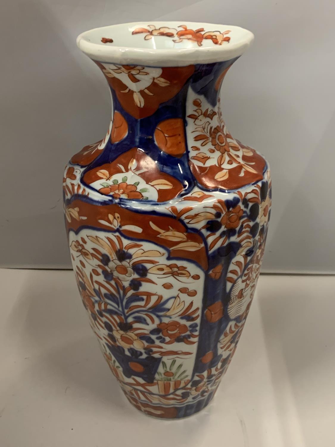 AN IMARI ORIENTAL VASE DECORATED WITH FLOWERS IN BLUE, RED AND GREEN. HEIGHT 30CM