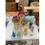 AN ASSORTMENT OF VARIOUS GLASS WARE TO INCLUDE A LAMP. VASES AND TRINKET DISHES ETC