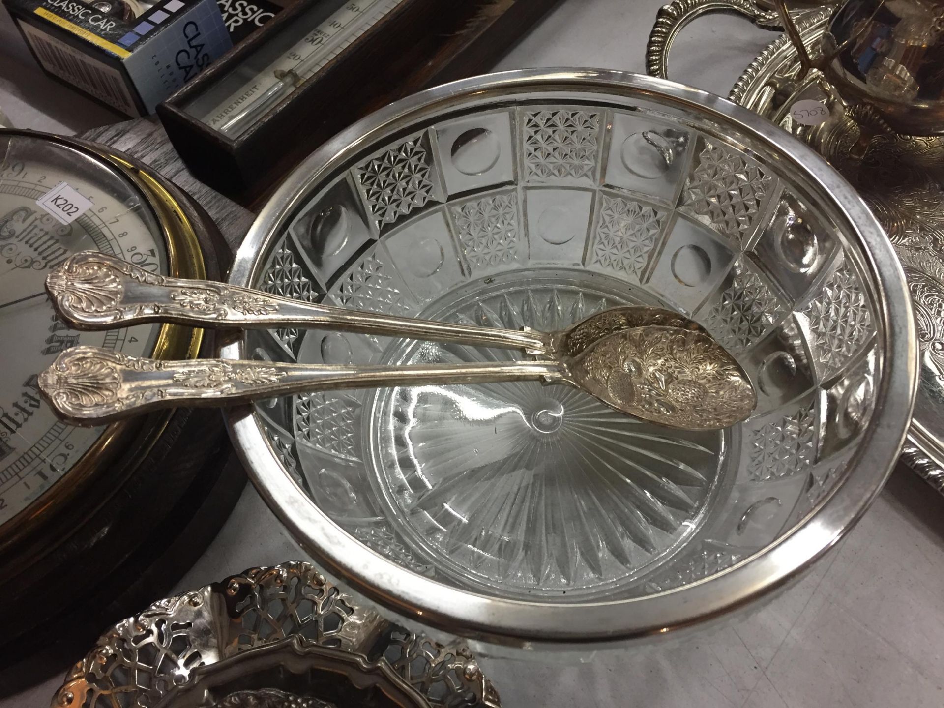 A COLLECTION OF SILVER PLATED ITEMS TO INCLUDE A CANDELABRA, TEA & COFFEE POTS, SERVING BOWL AND - Image 7 of 7