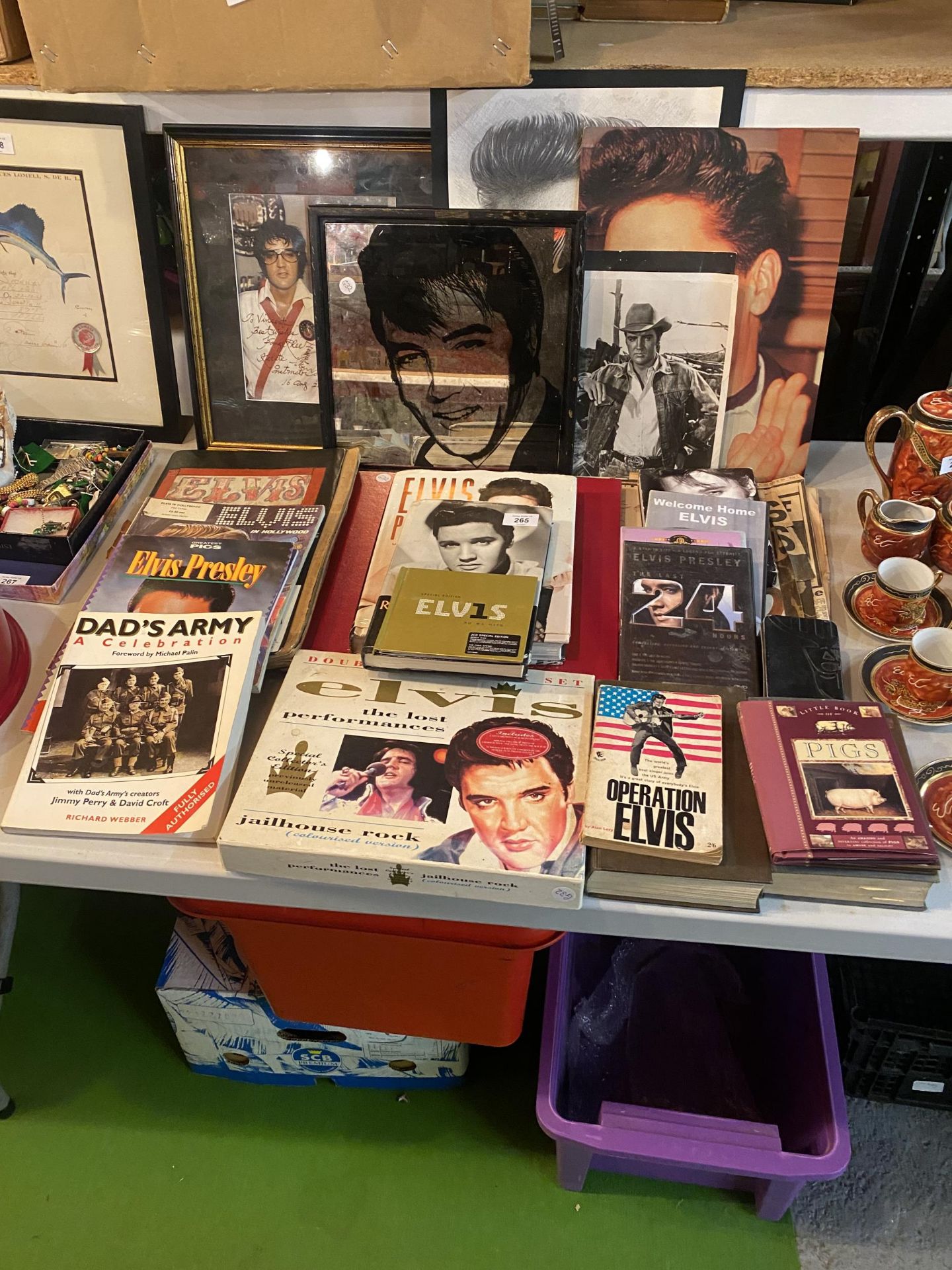 A LARGE COLLECTION OF MAINLY ELVIS PRESLEY MEMORABILIA TO INCLUDE BOOKS, CDS, DVDS, PICTURES ETC