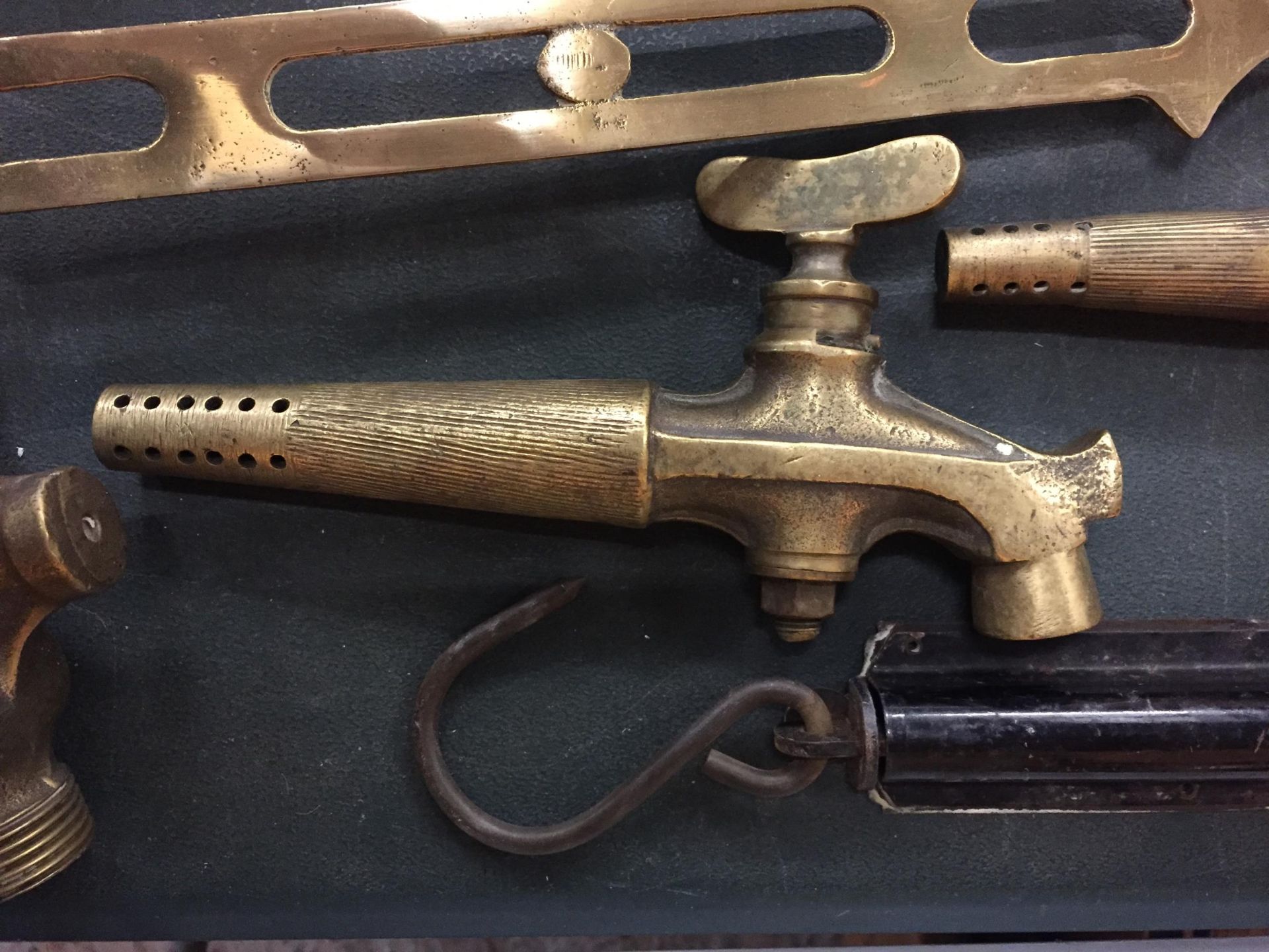 A COLLECION OF BRASS ITEMS TO INCLUDE A CHESTNUT ROASTER. THREE TAPS AND A SALTERS POCKET BALANCE - Image 4 of 5