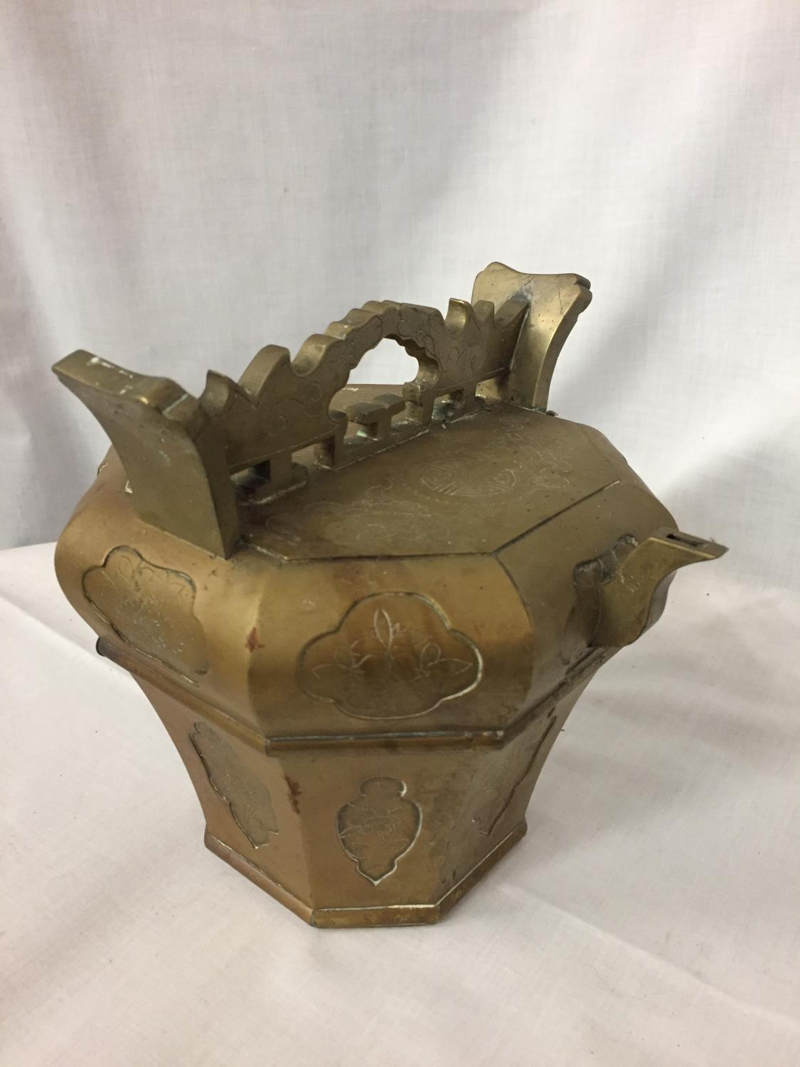 AN ORNATE BRASS OCTAGONAL INDIAN STYLE TEAPOT WITH REMOVABLE SECTION FOR TEA