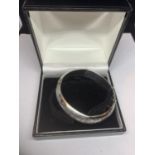 A HALLMARKED BIRMINGHAM SILVER BANGLE WITH ORNATE ENGRAVING IN A PRESENTATION BOX