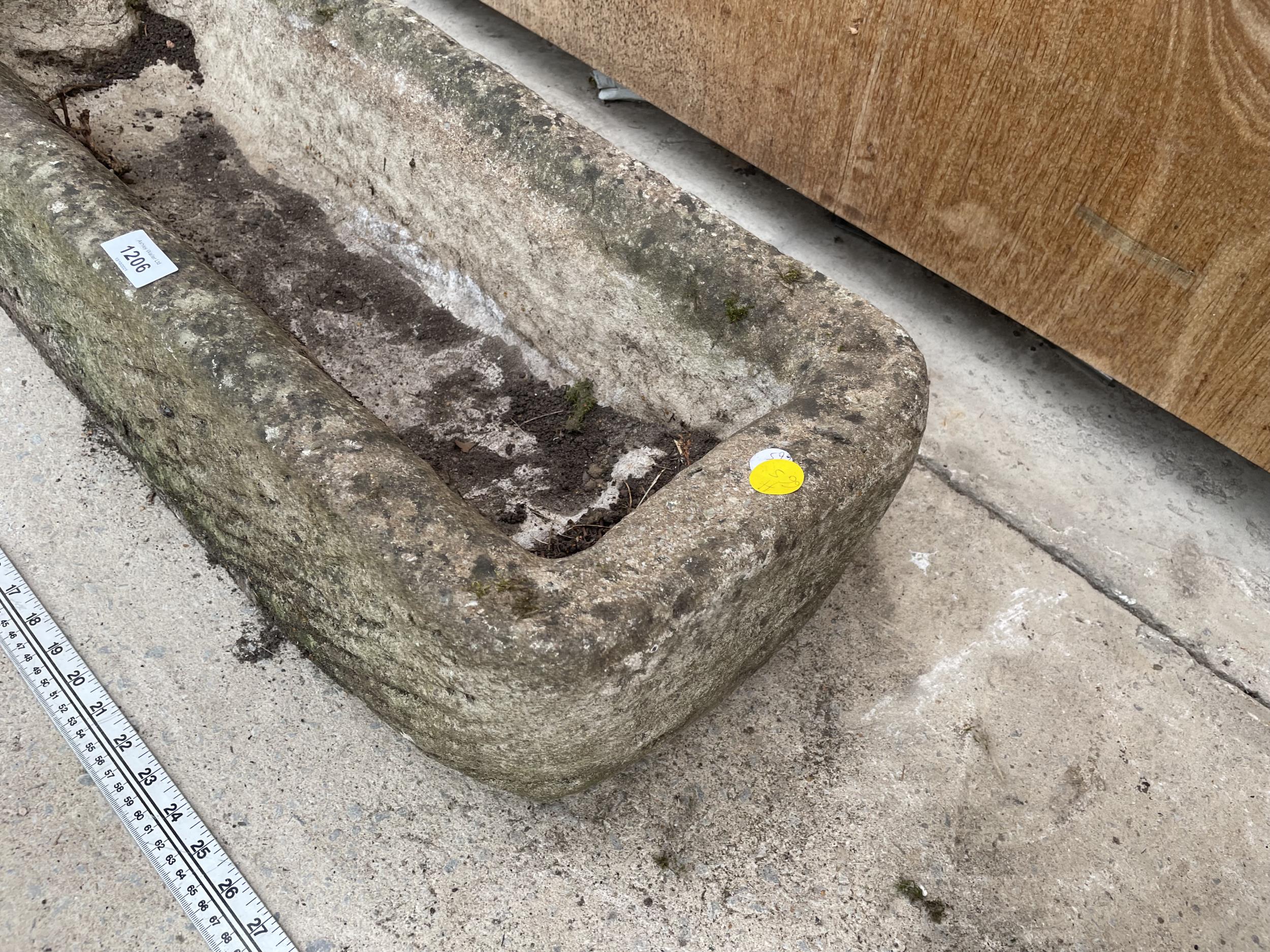 A STONE TROUGH - APPROXIMATELY 75 CM WIDE - Image 3 of 4