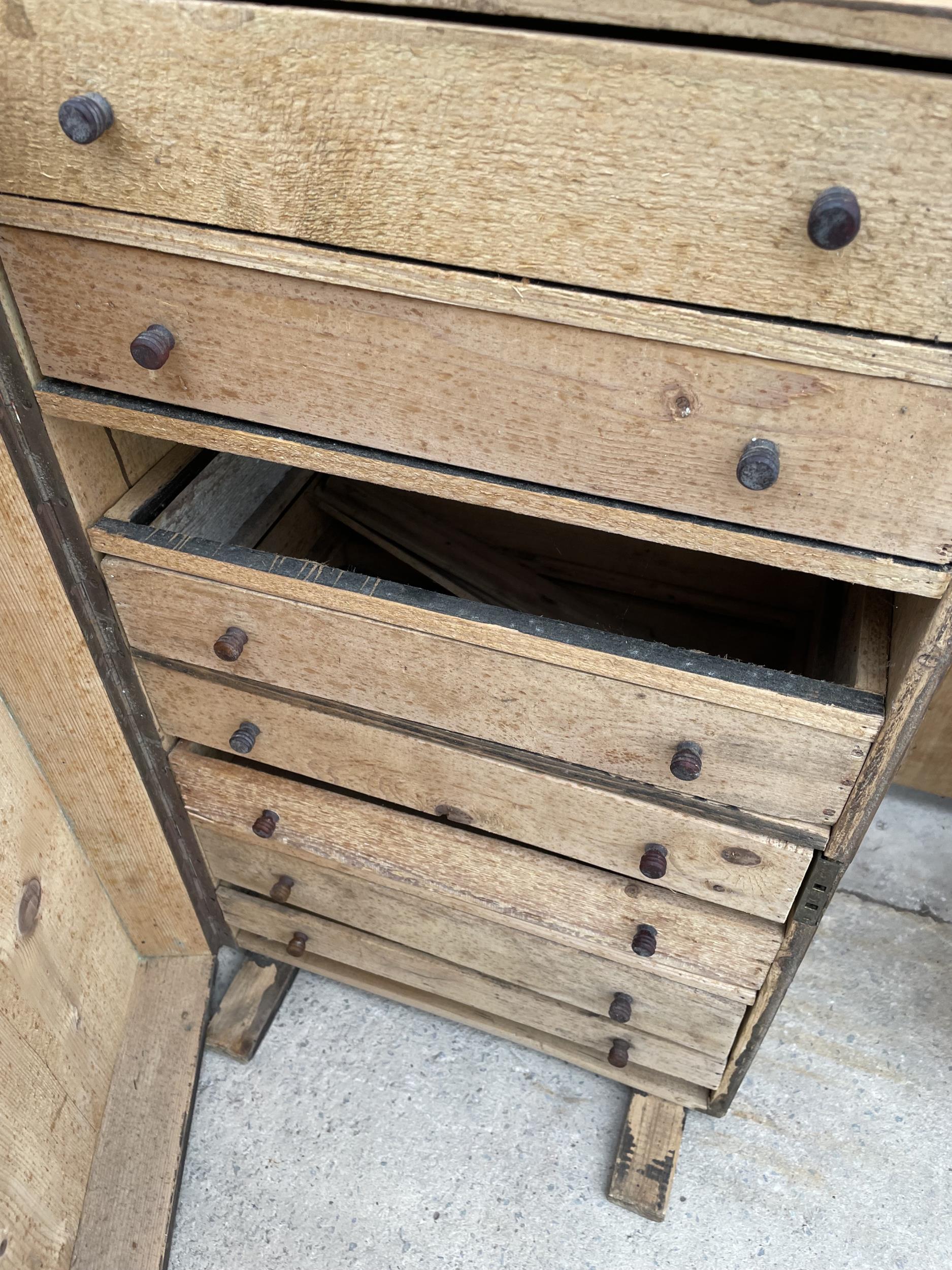 A VICTORIAN PINE LARGE VINTAGE JOINER'S CHEST WITH VARIOUS TOOLS SUCH AS G-CLAMP , VINTAGE SPIRIT - Image 3 of 6