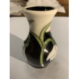 A MINIATURE MOORCROFT VASE IN THE SNOWDROOP PATTERN HEIGHT 6CM