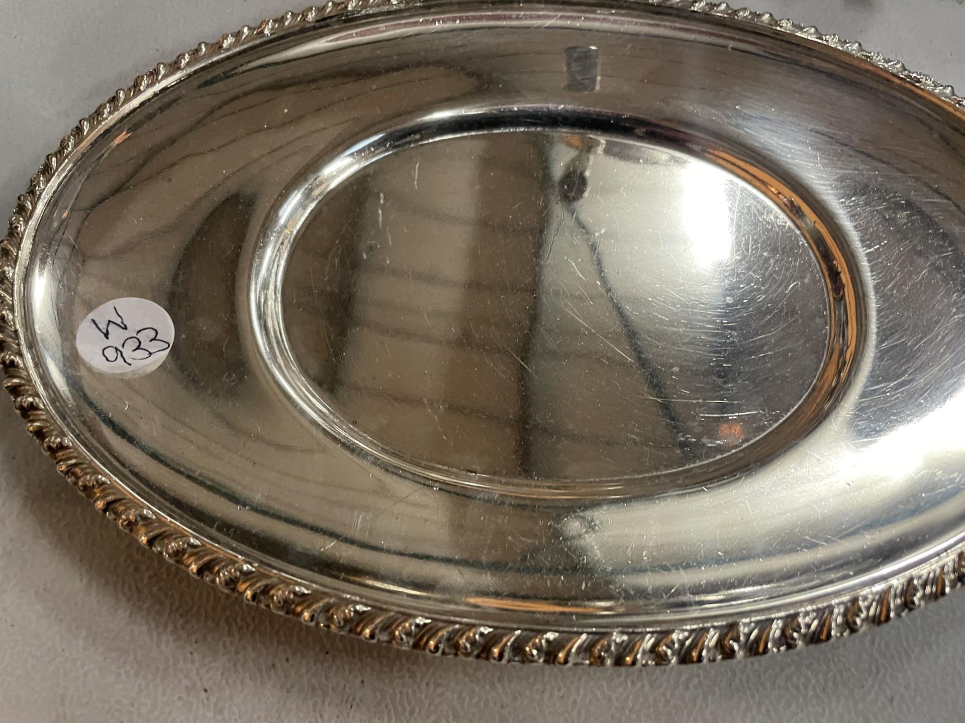 THREE PIECES OF SILVER PLATE TO INCLUDE A SAUCE BOAT, A SALVER AND A TWO HANDLED DISH WITH A GREEN - Image 4 of 4