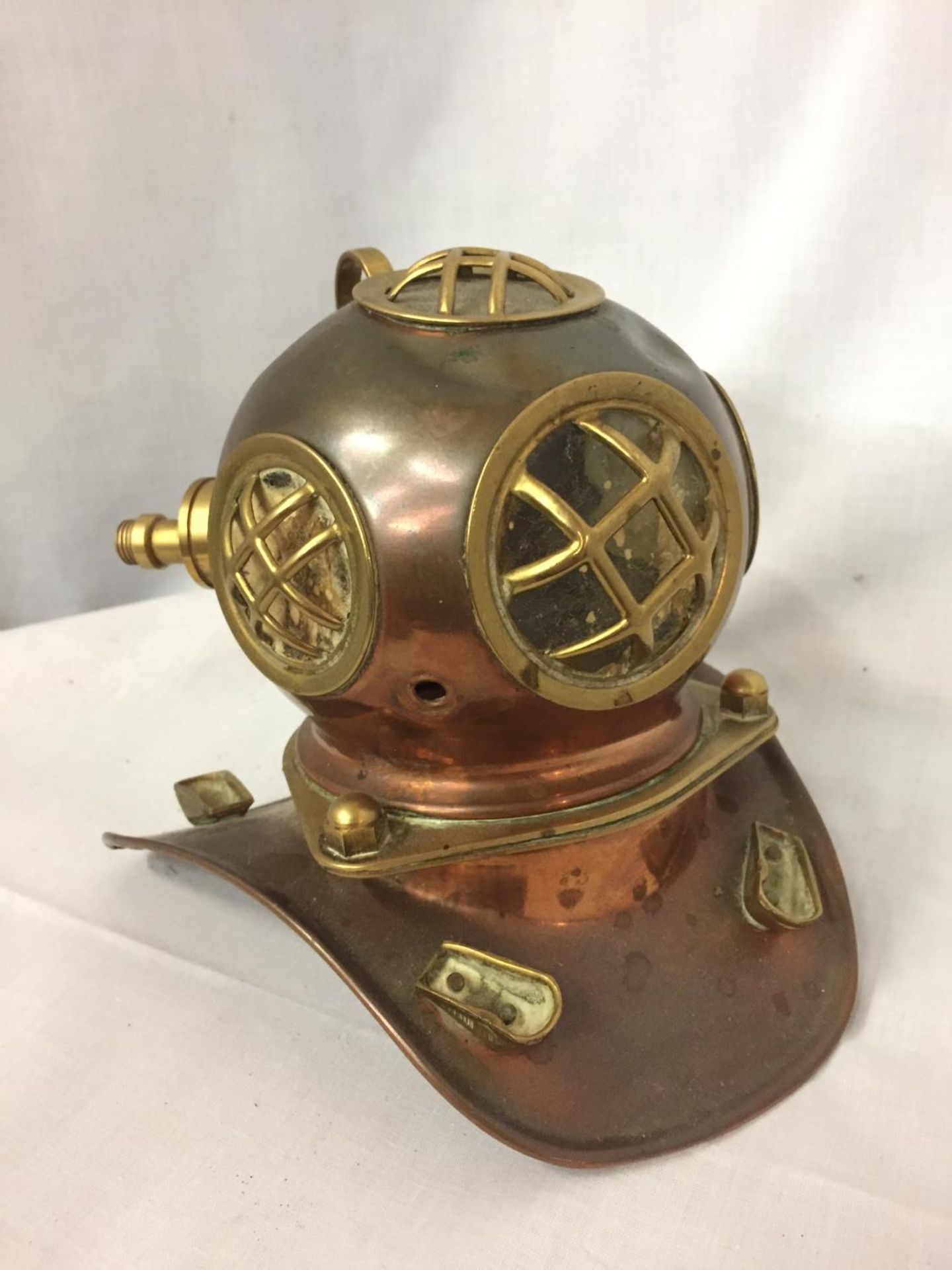 A COPPER AND BRASS DEEP SEA DIVERS HELMET ORNAMENT HEIGHT 17CM, WIDTH 20CM