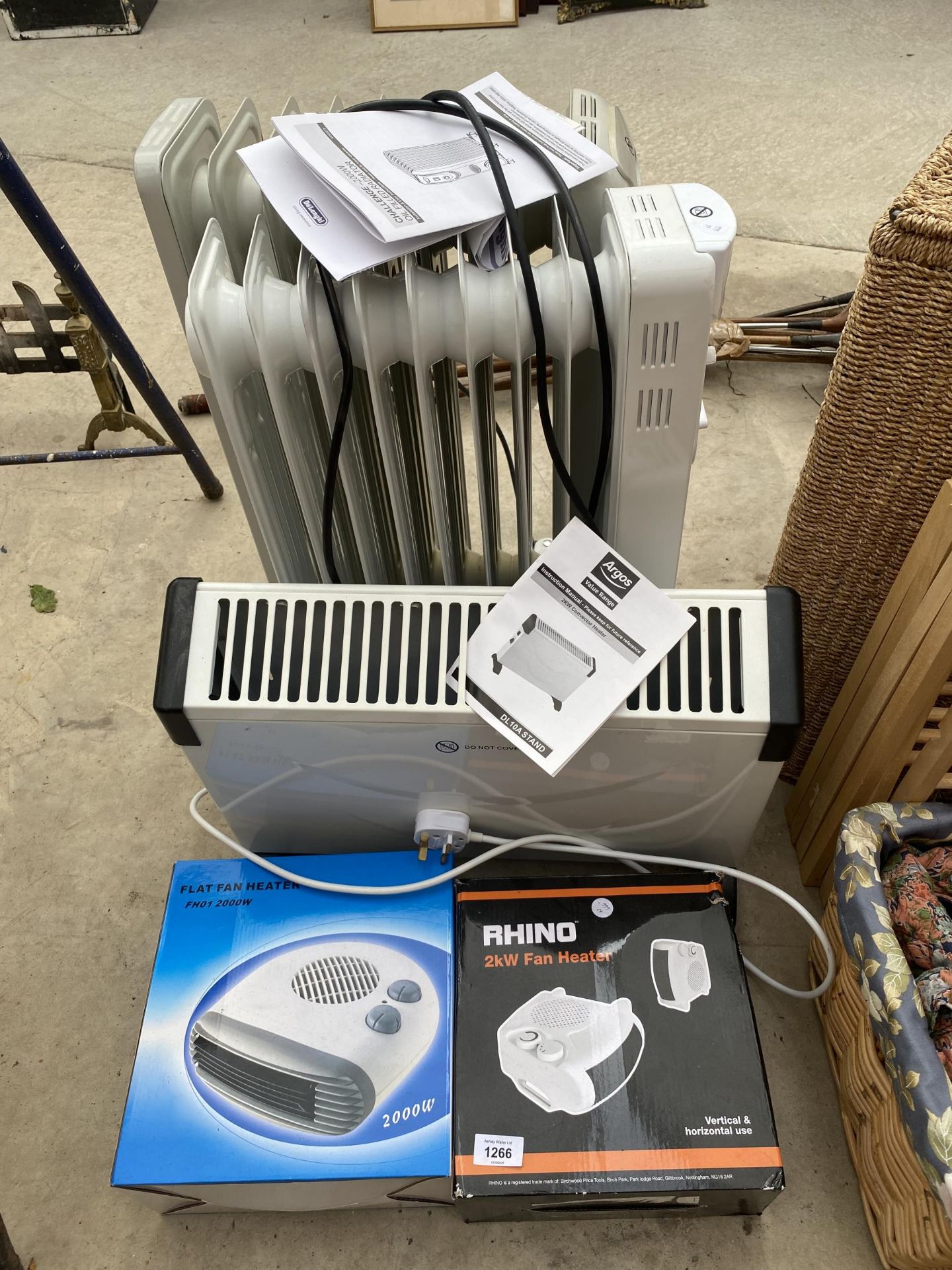 AN ASSORTMENT OF HEATERS TO INCLUDE TWO BOXED FAN HEATERS AND TWO OIL FILLED HEATERS ETC