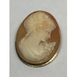 A 9 CARAT GOLD CAMEO BROOCH (CAMEO NEEDS RE FIXING)