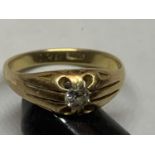 AN 18 CARAT GOLD RING WITH A CENTRE DIAMOND SIZE O/P