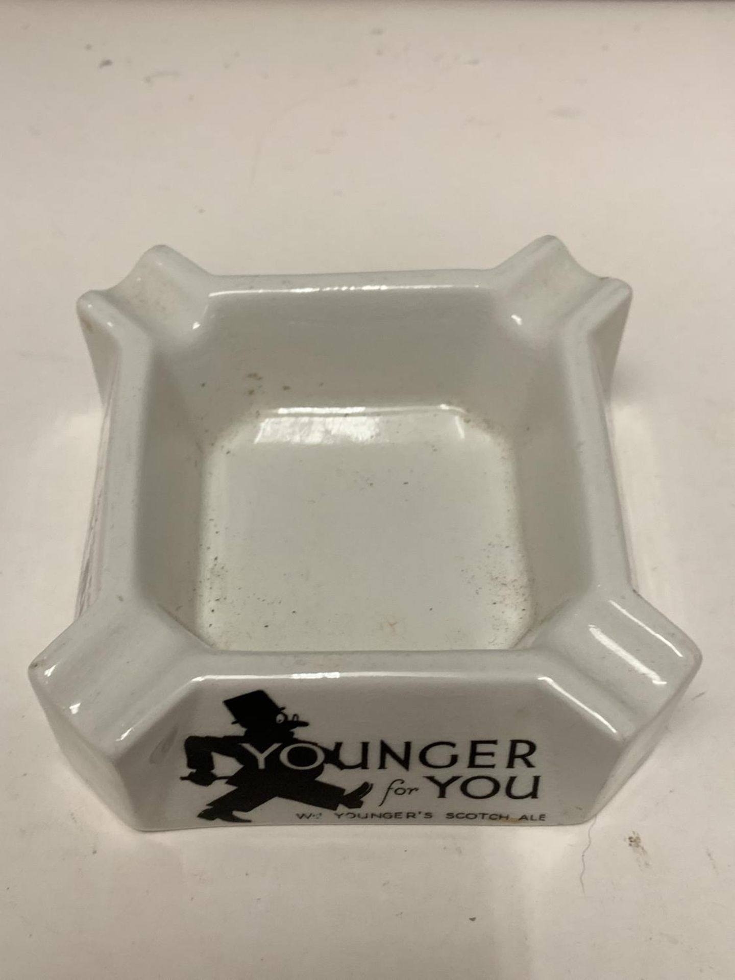 A ROYAL DOULTON WILLIAM YOUNGERS ADVERTISING ASHTRAY - Image 2 of 3