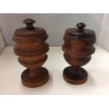A PAIR OF DECORATIVE WOODEN URNS WITH LIDS HEIGHT 22CM