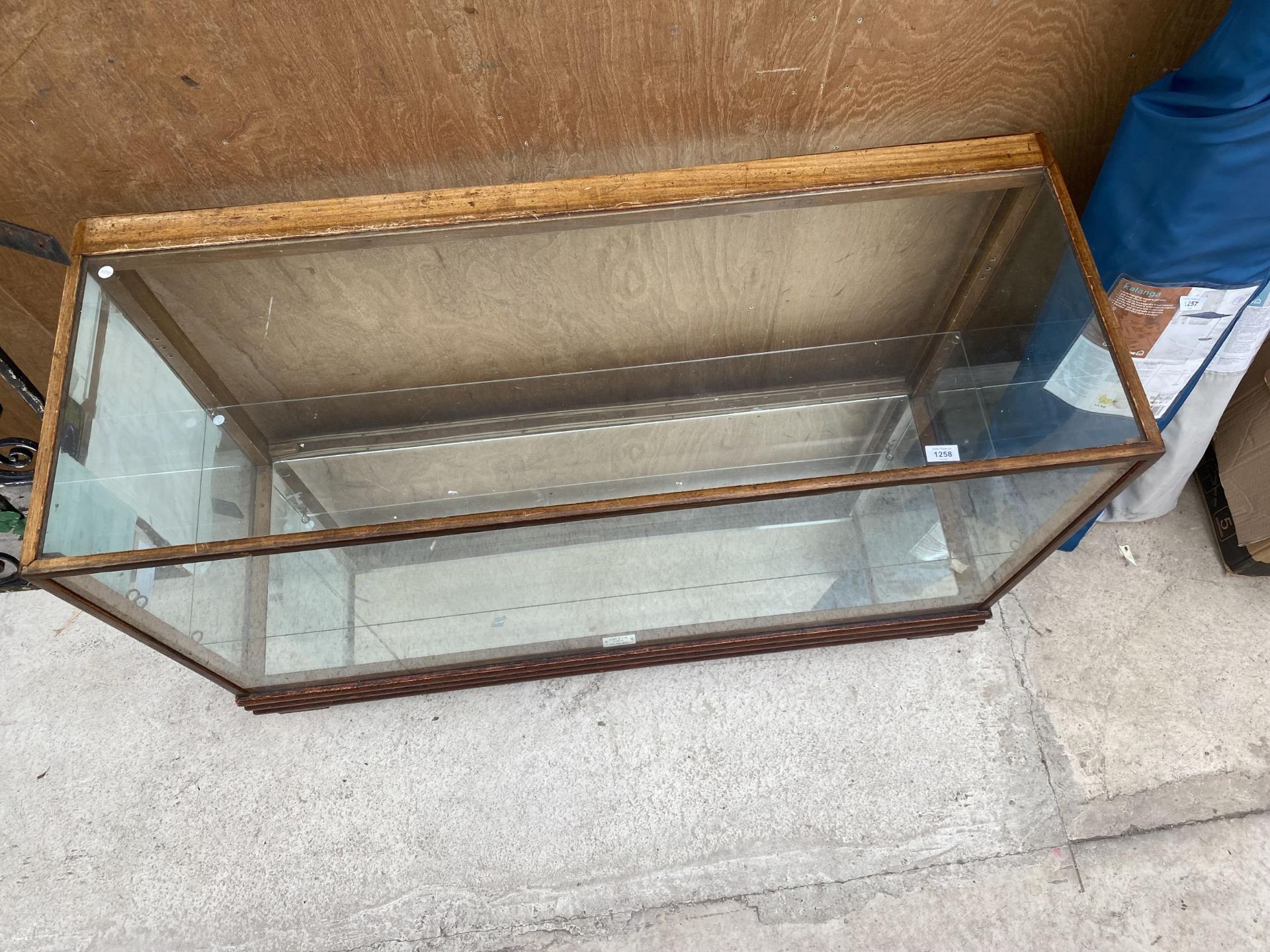 A VINTAGE WOODEN SHOP DISPLAY COUNTER WITH SINGLE GLASS SHELF - Image 4 of 4