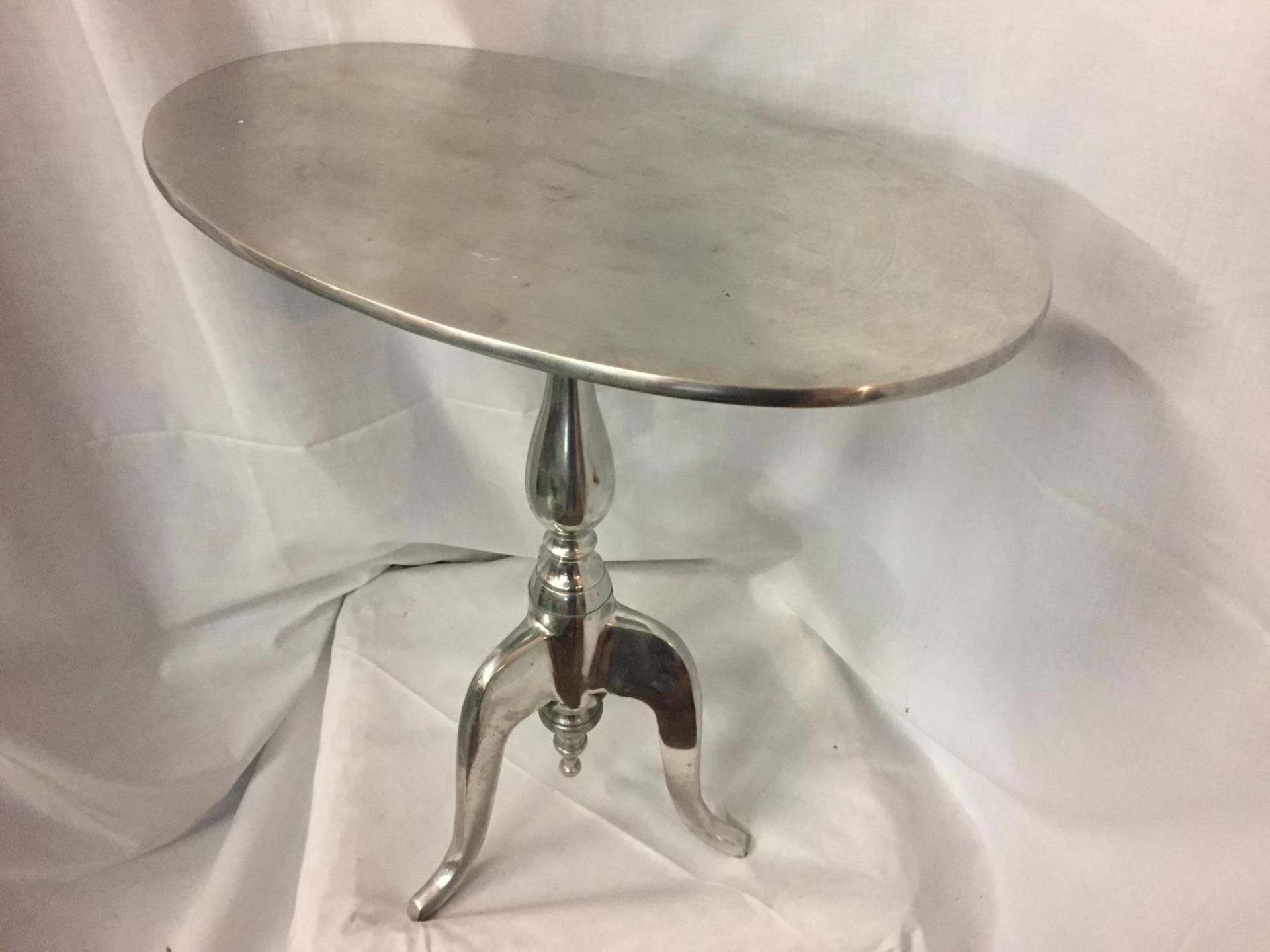 A CHROME AND WHITE METAL SIDE TABLE ON TRIPOD LEGS - Image 2 of 3