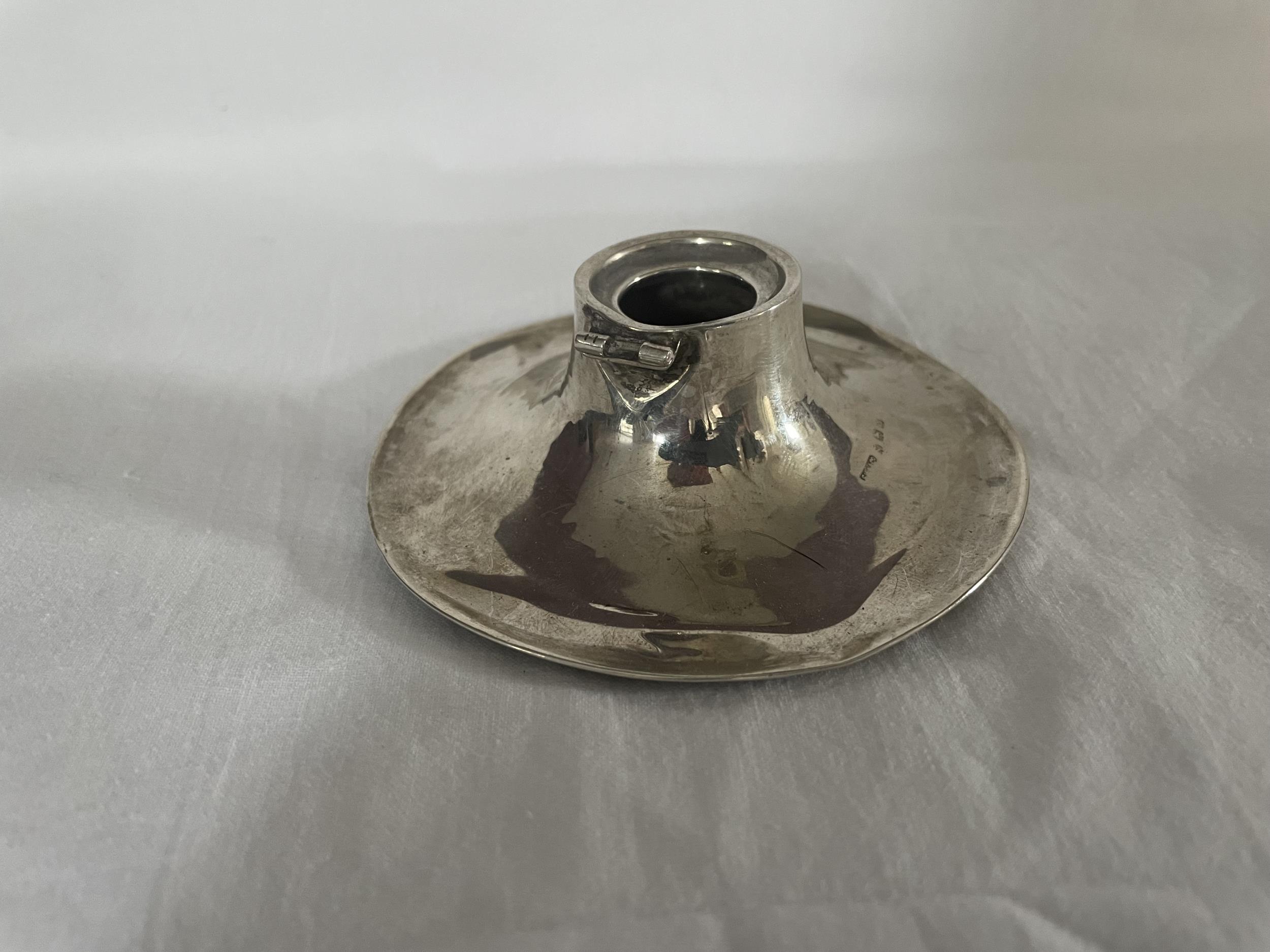 A HALLMARKED BIRMINGHAM SILVER INKWELL (MISSING COVER), DIAMETER 10 CM - 83 GRAMS (INCLUDING