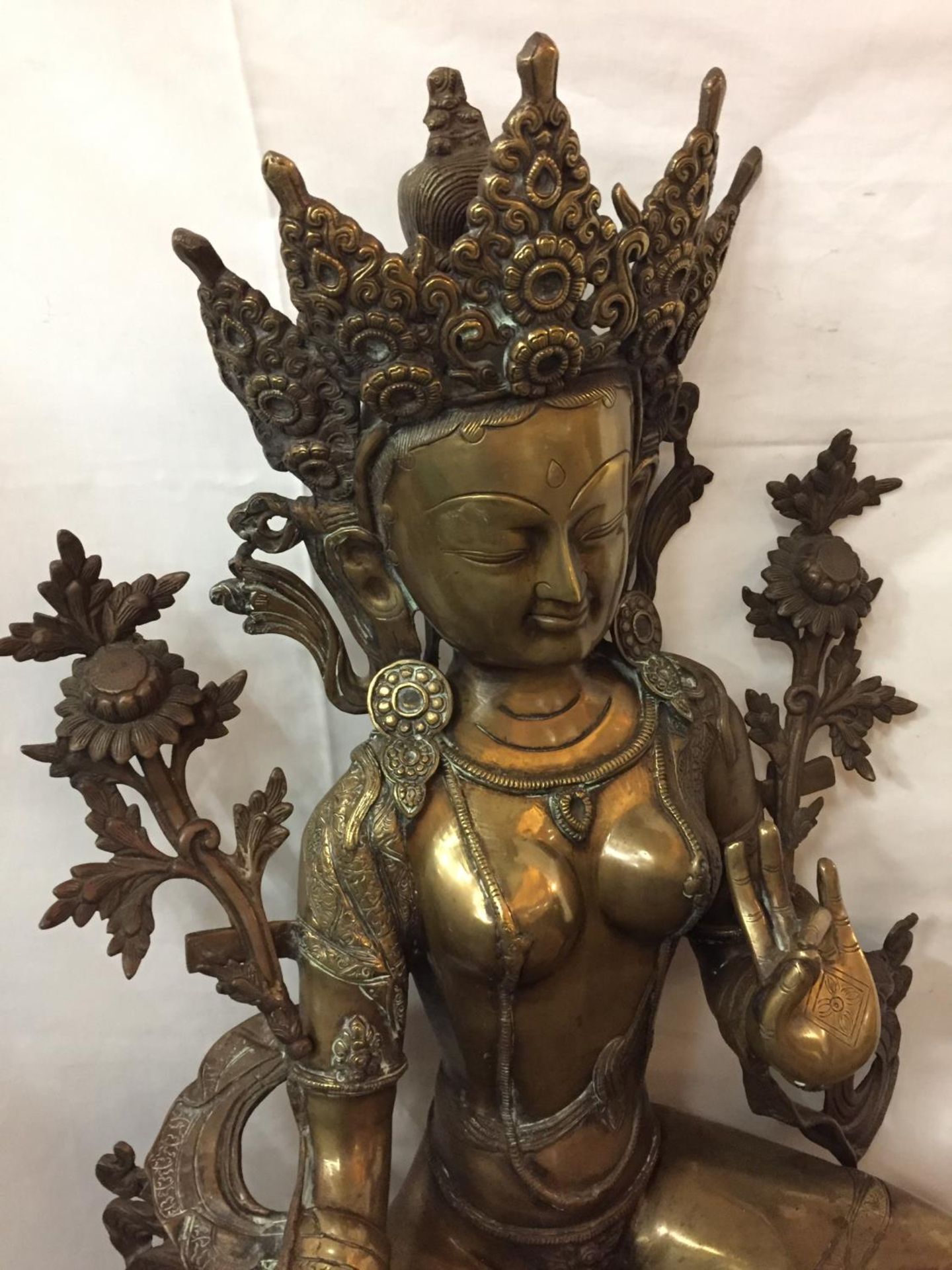 A LARGE 'TARA' TIBETAN GODDESS BRASS STATUE HEIGHT 81CM, WIDTH 55CM - Image 4 of 4