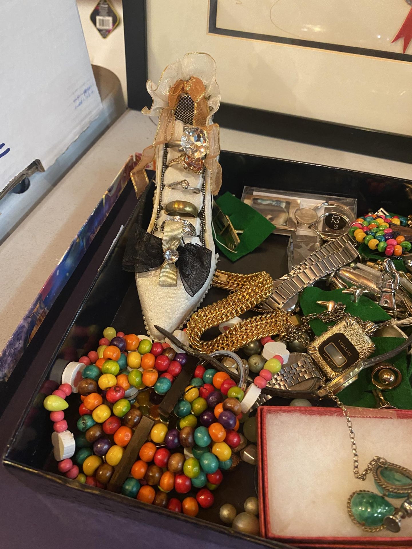 A QUANTITY OF COSTUME JEWELLERY TO INCLUDE RINGS, CUFFLINKS, WATCHES, BRACELETS ETC - Image 2 of 3