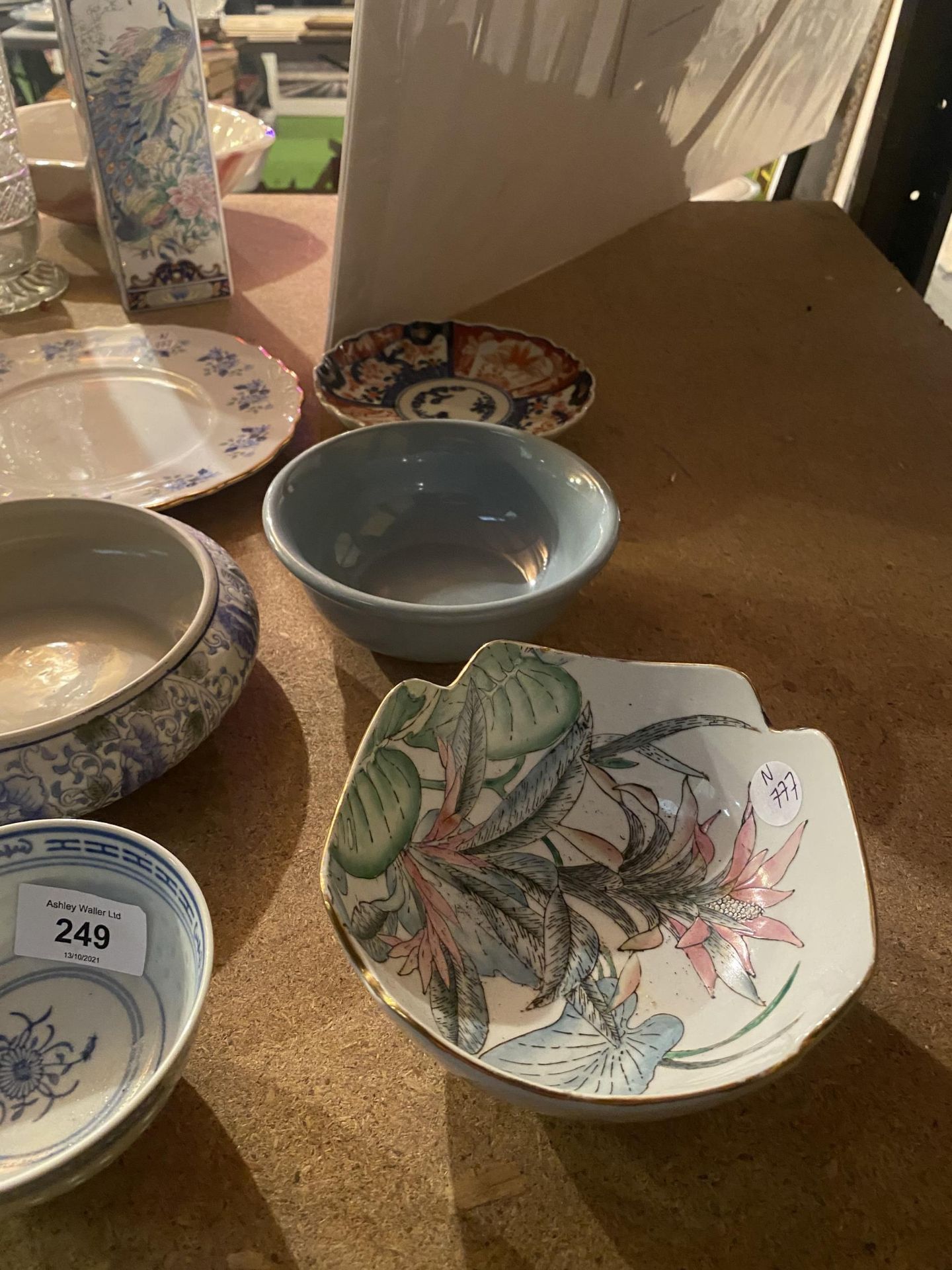 AN ASSORTMENT OF CERAMICS TO INCLUDE A PIECE OF JASPERWARE, DECORATIVE VASES, PLATES, BOWLS ETC - Image 2 of 3