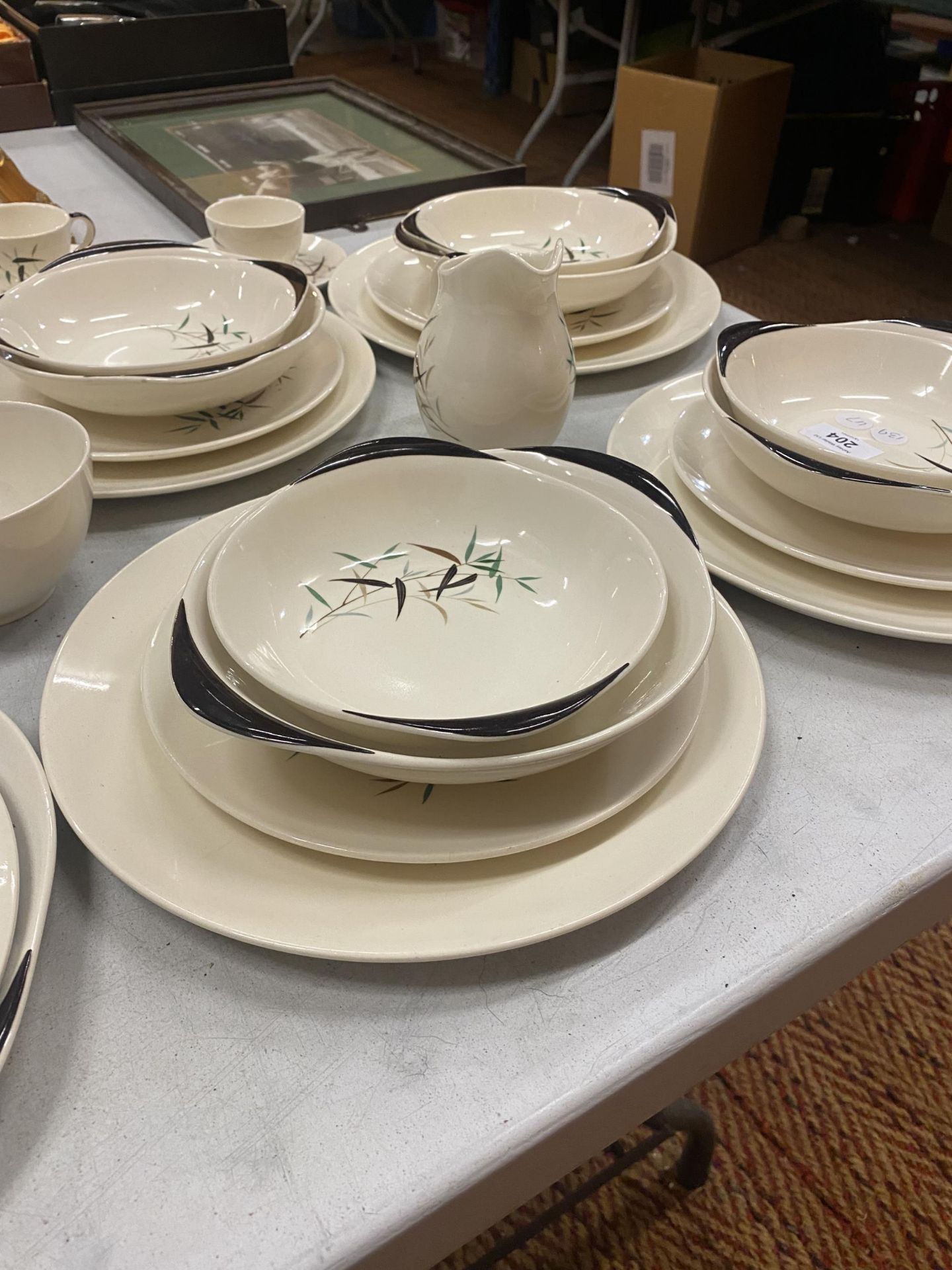 A COLLECTION OF ROYAL DOULTON BAMBOO PATTERN TABLE WARE TO INCLUDE DINNER PLATES, SIDE PLATES, CUPS, - Image 5 of 5