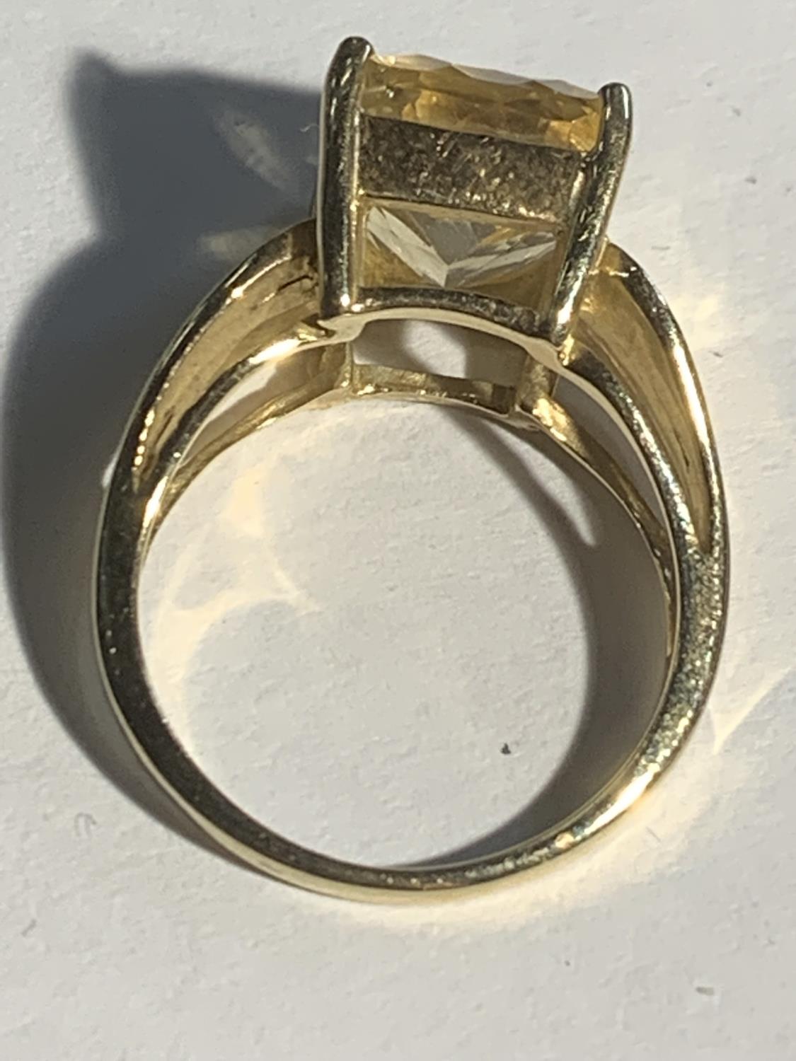 A 9 CARAT GOLD RING WITH A LARGE YELLOW COLOURED CENTRE STONE SIZE N/O GROSS WEIGHT 5.2 GRAMS - Image 3 of 4