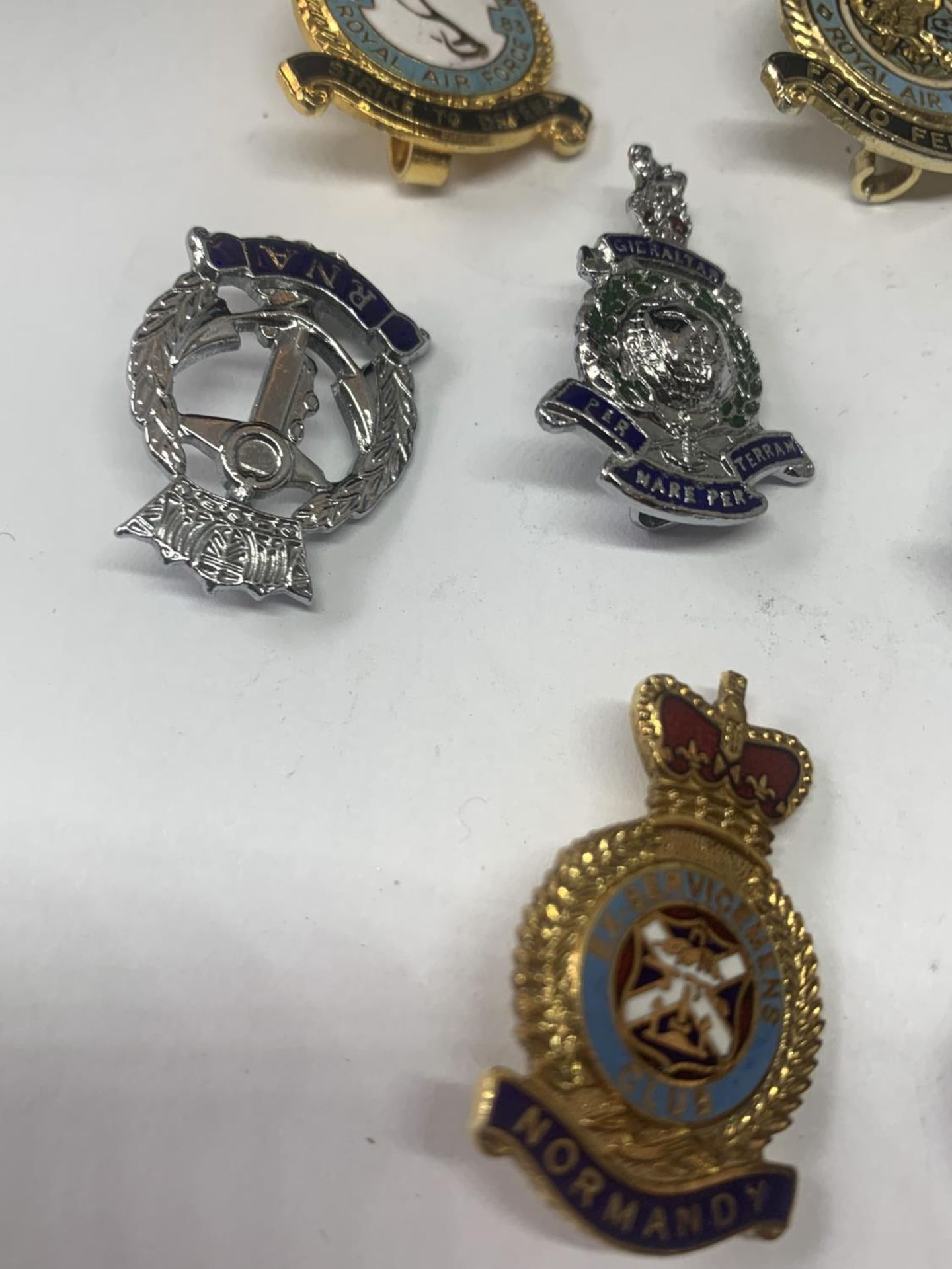 FIFTEEN VARIOUS MILITARY BADGES - Image 4 of 5