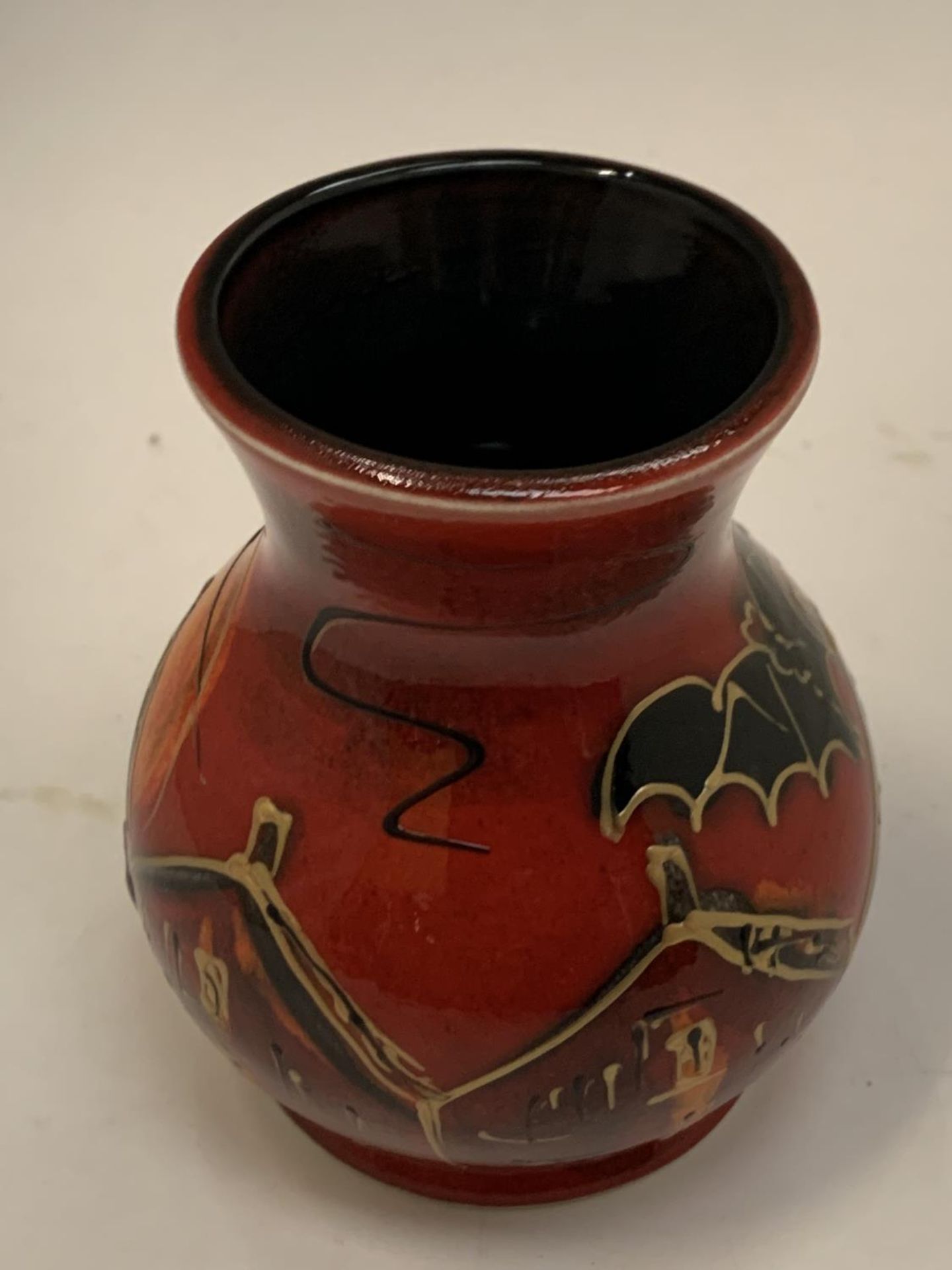 AN ANITA HARRIS HANDPAINTED AND SIGNED BAT TRIAL VASE - Image 3 of 4