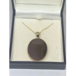 A 9 CARAT GOLD NECKLACE WITH A BLOODSTONE PENDANT IN A PRESENTATION BOX