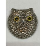 A MARKED SILVER OWL BROOCH WITH YELLOW GLASS EYES