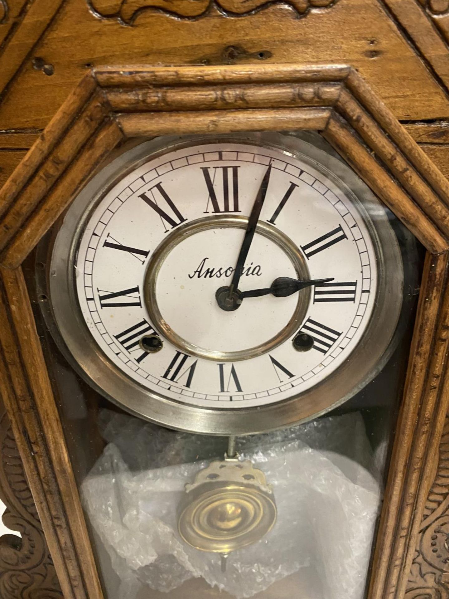 A VINTAGE GINGERBREAD CLOCK IN A CARVED WOODEN CASE WITH FRONT OPENING - Image 2 of 4