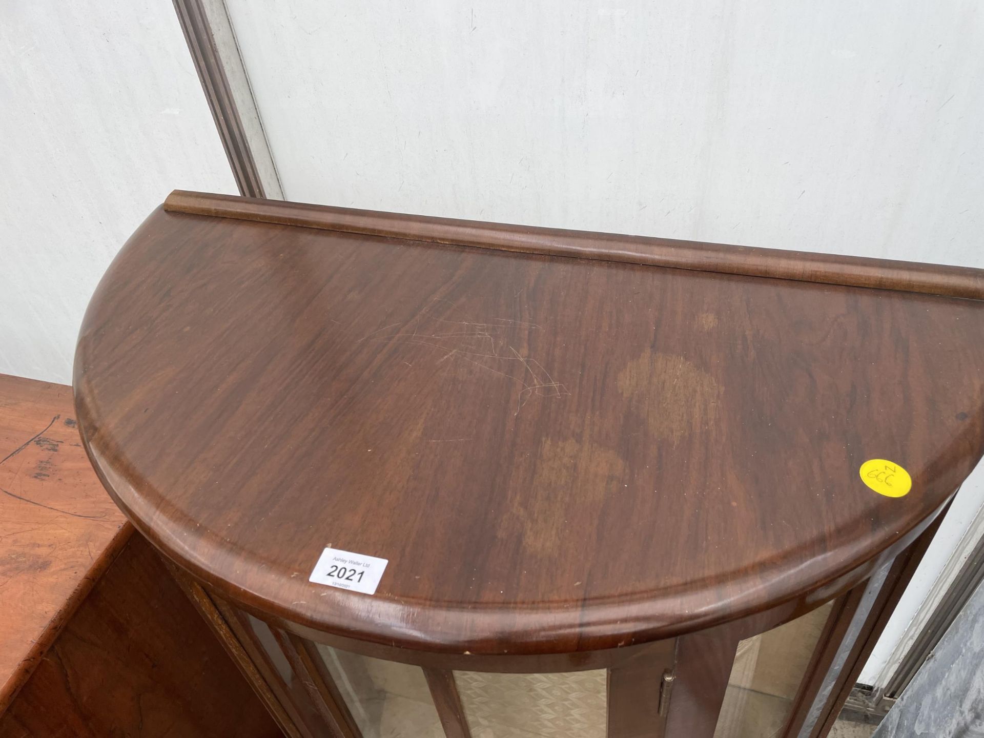 A SHINY WALNUT BOWFRONTED CHINA CABINET ON CABRIIOLE LEGS, 30" WIDE - Image 2 of 3