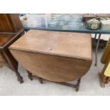 AN EARLY 20TH CENTURY OAK GATELEG DINING TABLE ON BARLEYTWISTS LEGS