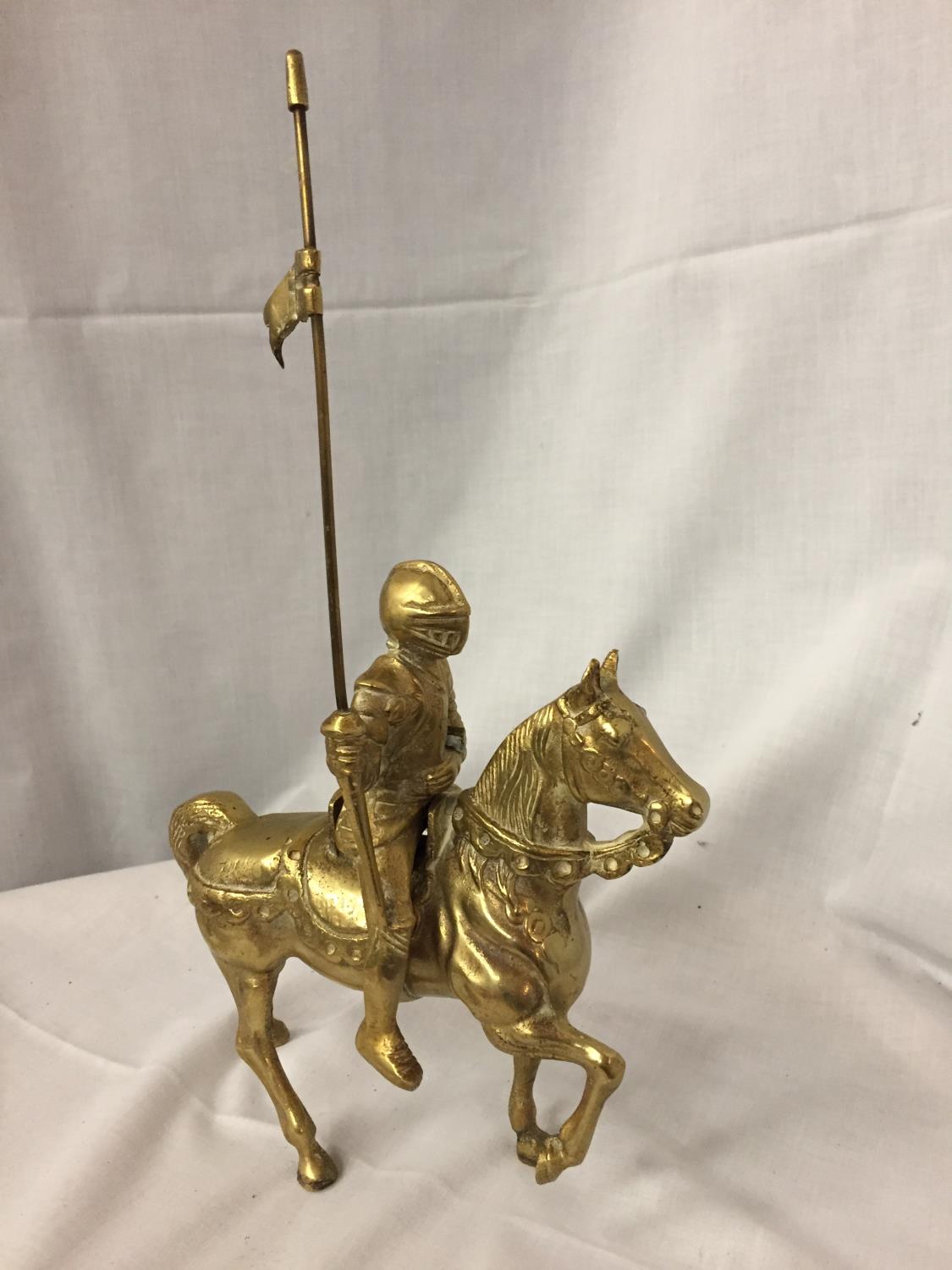 A HEAVY BRASS ORNAMENT OF A KNIGHT ON HORSEBACK (A/F) HEIGHT 35.5 CM - Image 3 of 4