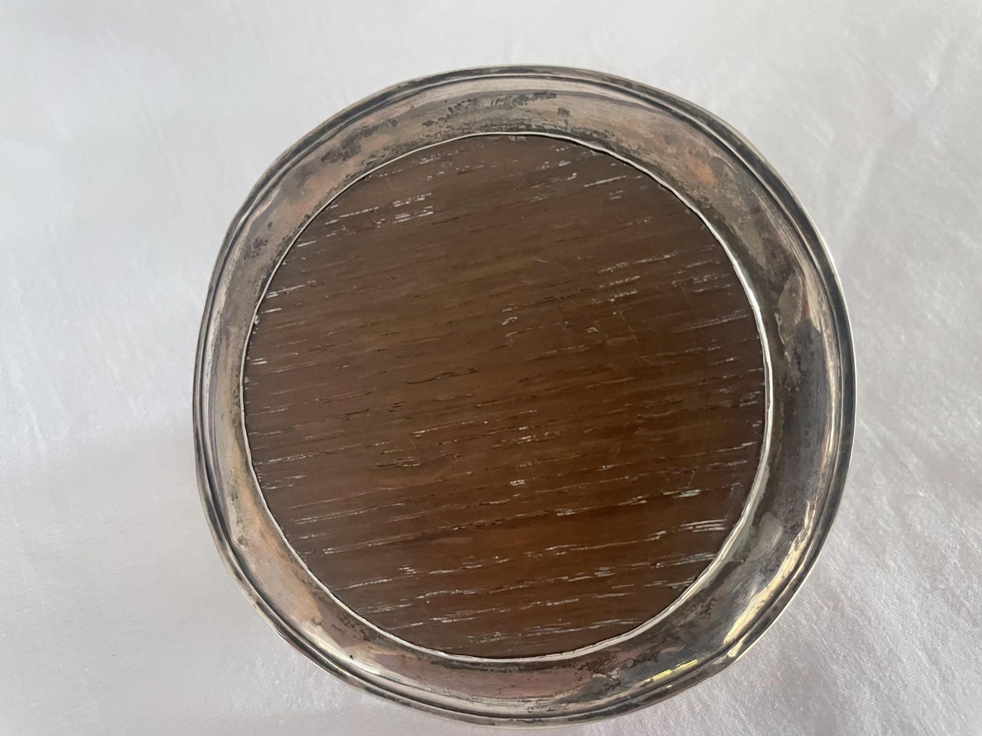 A HALLMARKED BIRMINGHAM SILVER INKWELL (MISSING COVER), DIAMETER 10 CM - 83 GRAMS (INCLUDING - Image 4 of 4