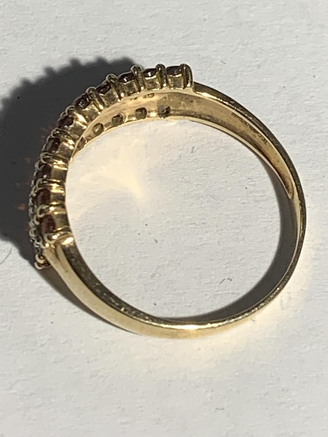 A 9 CARAT GOLD RING WITH TWO LINES OF RED STONES AND A LINE OF CLEAR STONES SIZE P/Q GROSS WEIGHT - Image 3 of 3
