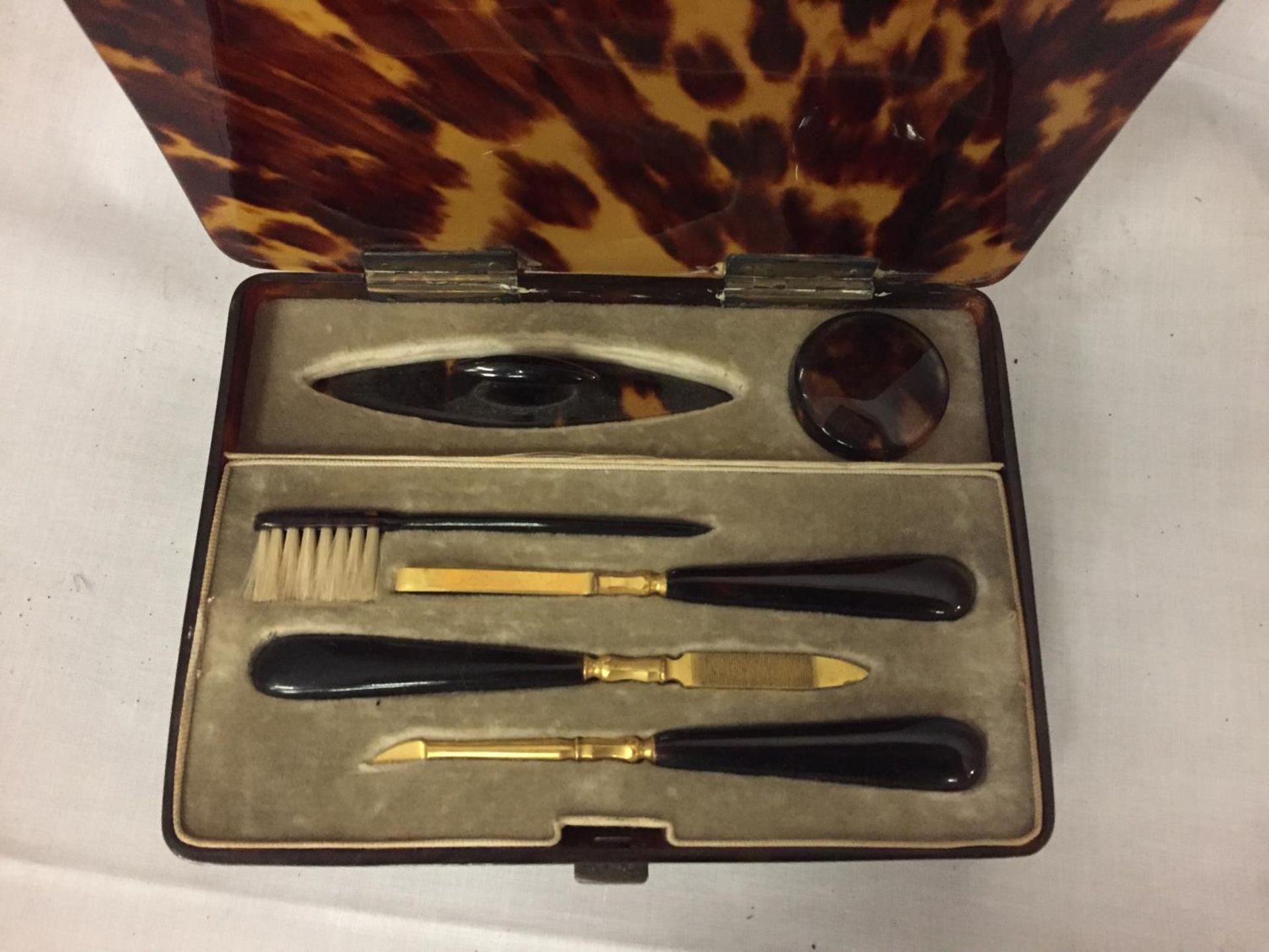 A VINTAGE BOXED NAIL/MANICURE SET - Image 2 of 3