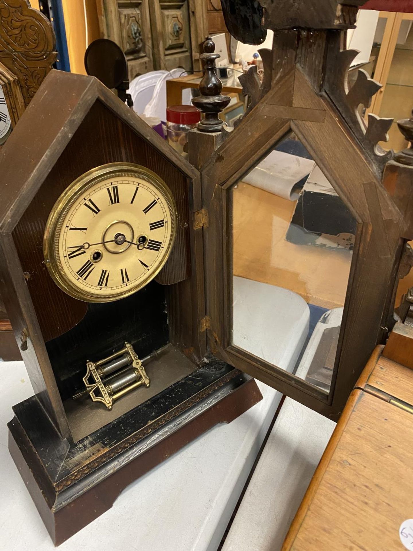 A VINTAGE AMERICAN CLOCK IN A GOTHIC STYLE WOODEN CASE - Image 6 of 6