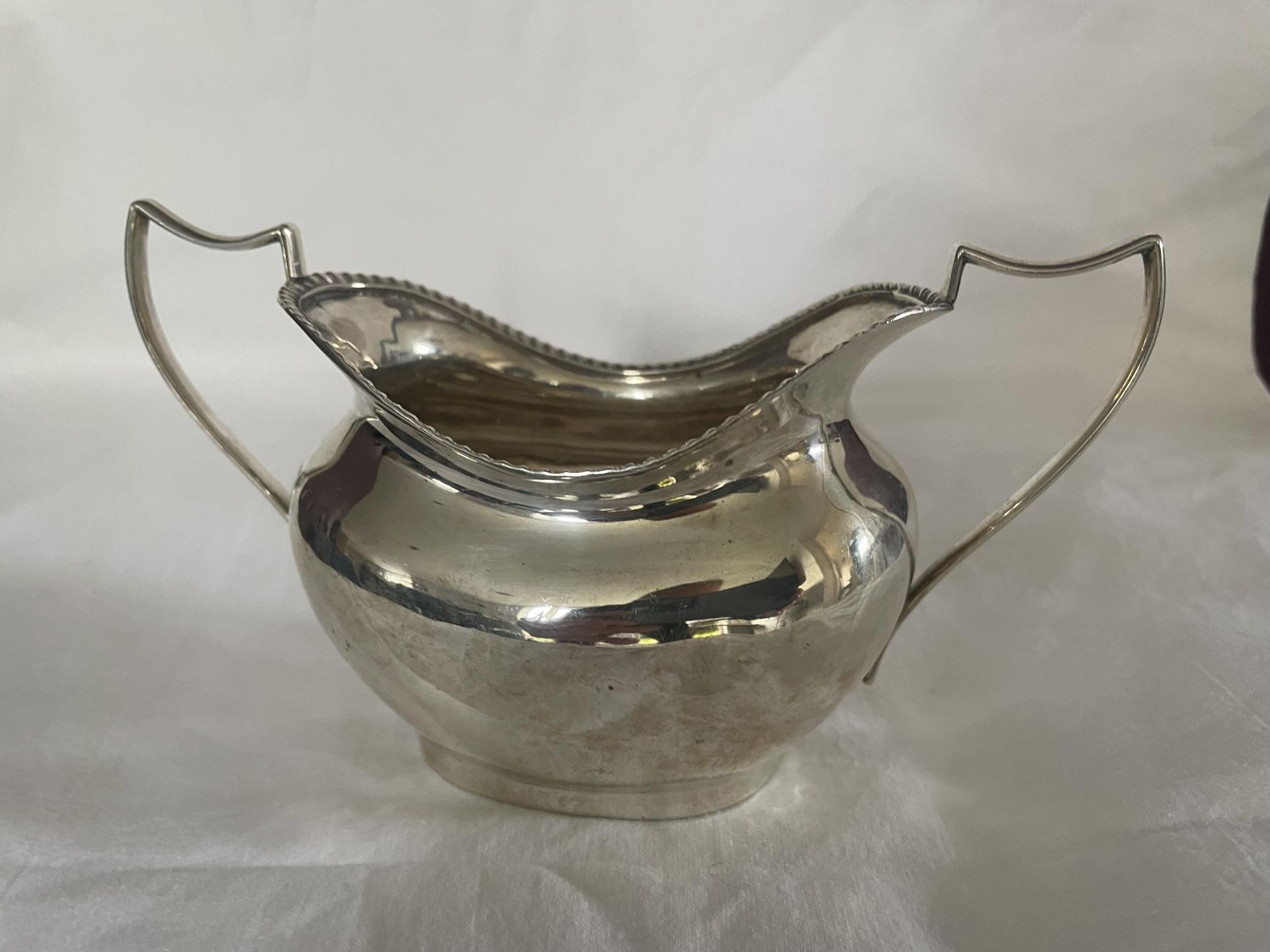 A HALLMARKED BIRMINGHAM SILVER TWIN HANDLED SUGAR BOWL, HEIGHT 9 CM - 126 GRAMS - Image 2 of 3