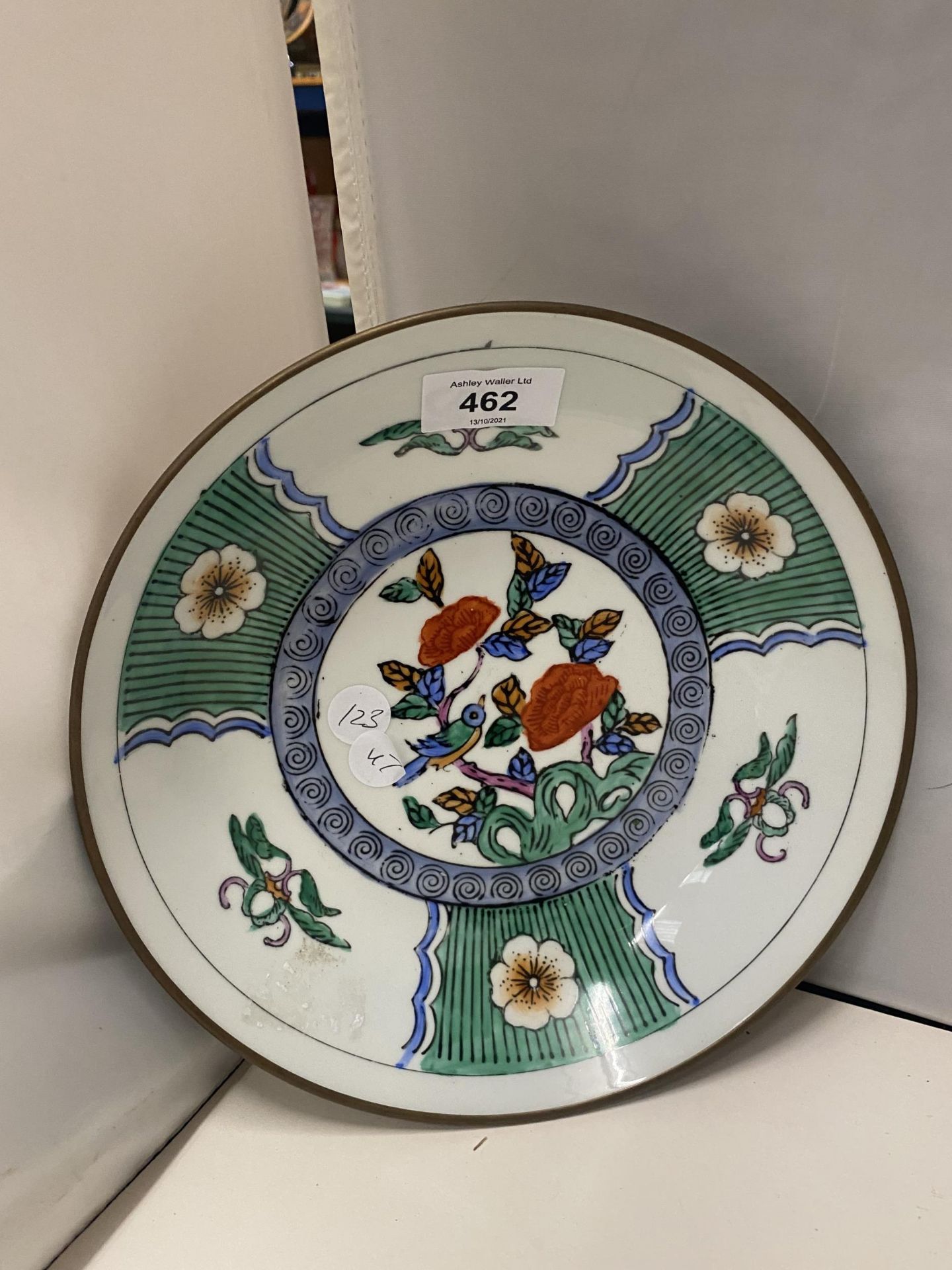 AN ORIENTAL STYLE BOWL WITH A PATTERN OF BIRDS AND FLOWERS SIGNED TO THE BASE
