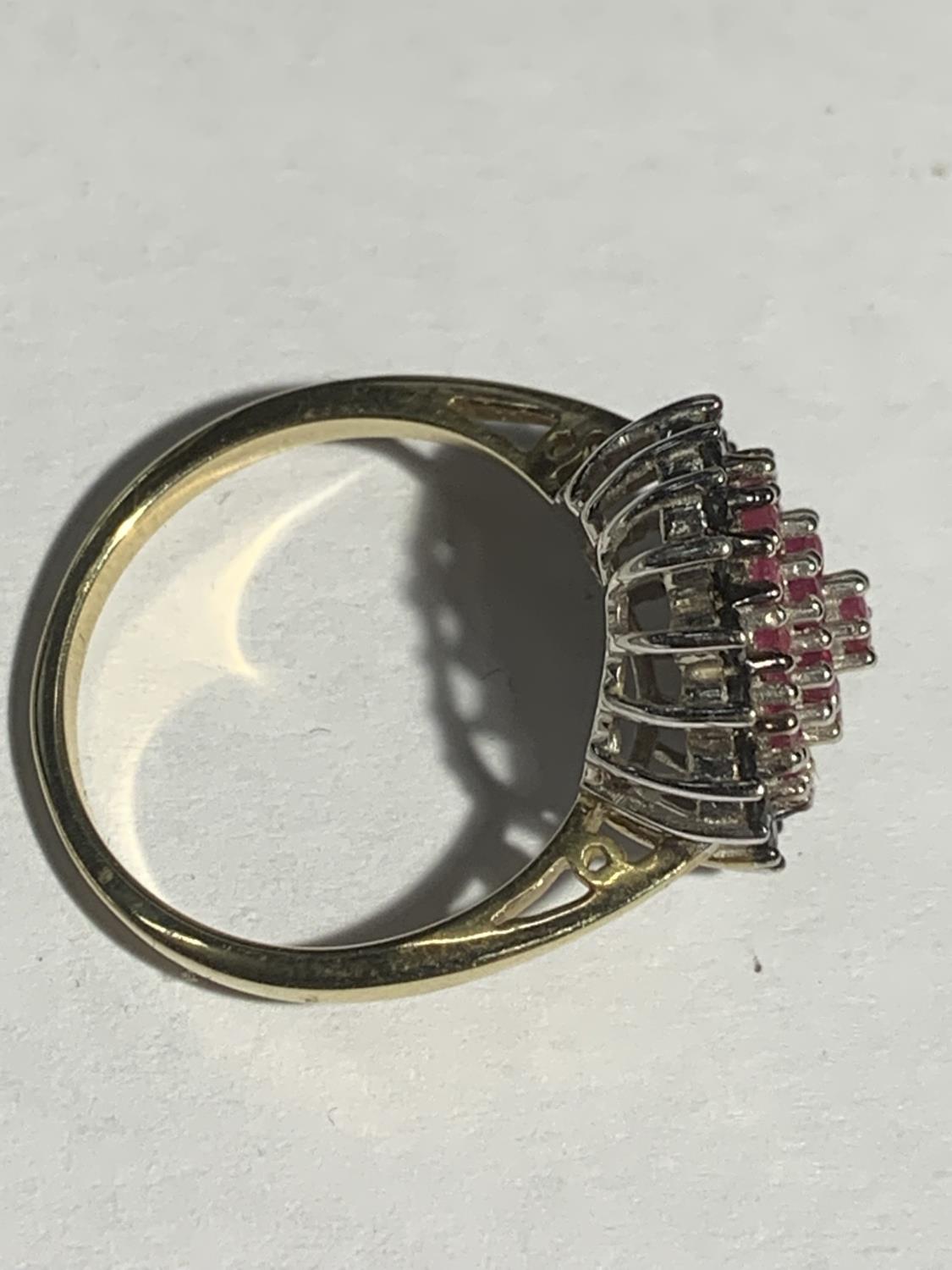 A 9 CARAT GOLD RING WITH A RED STONE CLUSTER SURROUNDED BY BLUE STONES SIZE P GROSS WEIGHT 4 GRAMS - Image 2 of 4