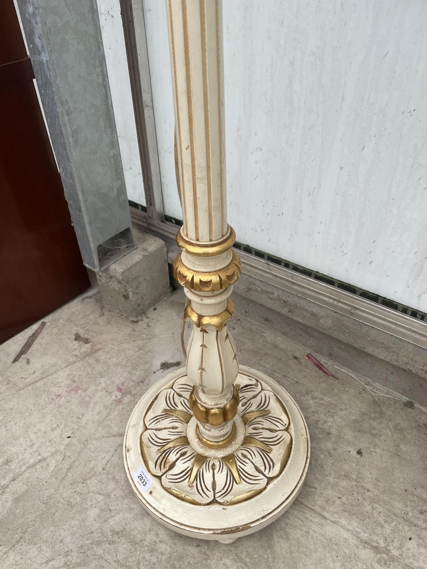 A CREAM AND GILT STANDARD LAMP ON TURNED AND FLUTED COLUMN, COMPLETE WITH SHADE - Image 3 of 3
