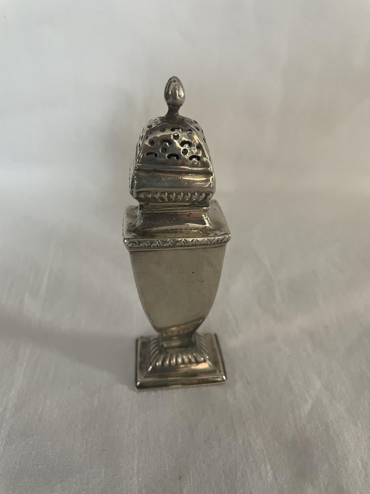 A HALLMARKED BIRMINGHAM SILVER PEPPER POT - 35 GRAMS