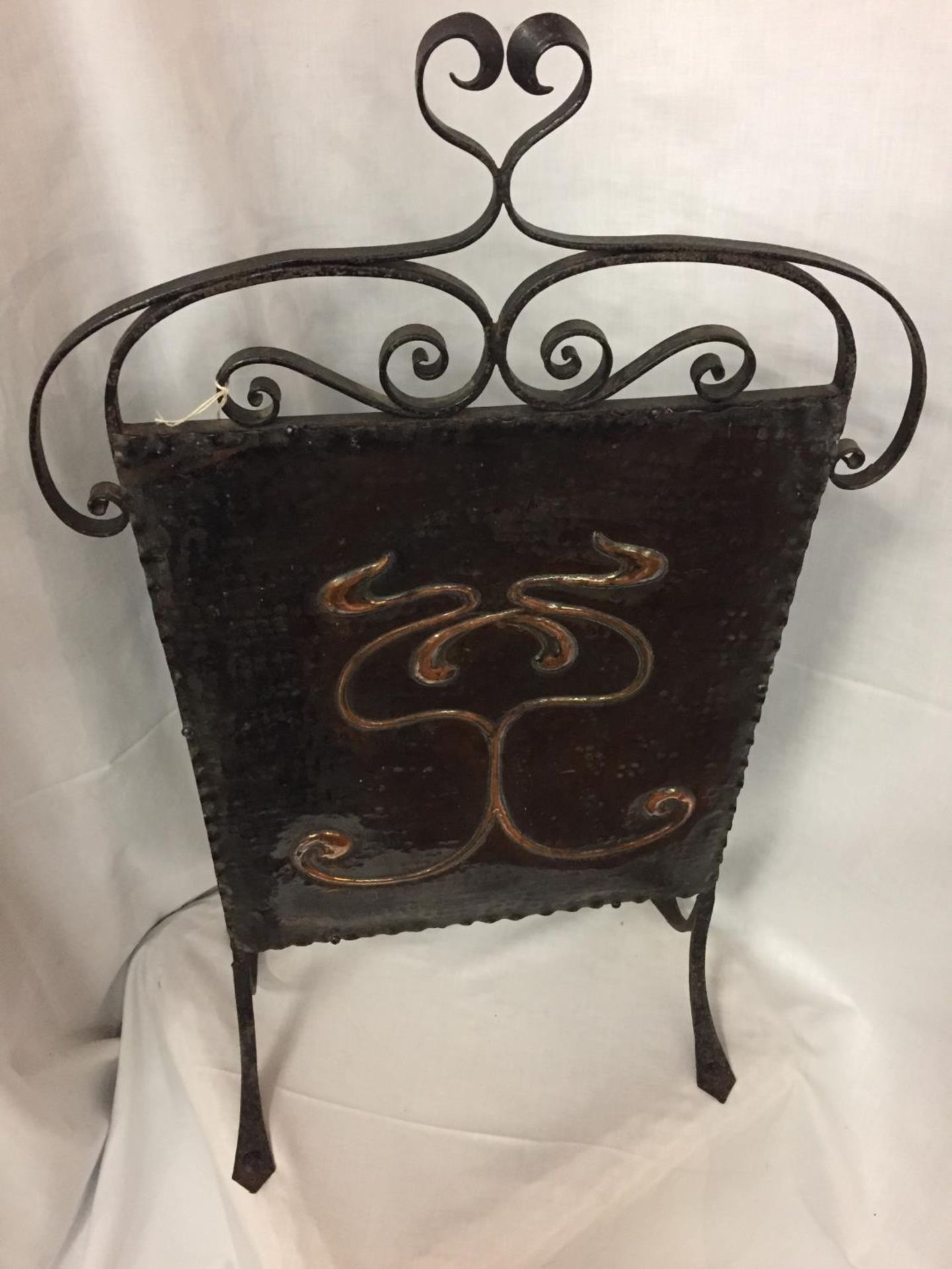 AN ARTS AND CRAFTS FIRE SCREEN WITH A DECORATIVE COPPER PANEL ON A WROUGHT IRON FRAME - Image 2 of 3