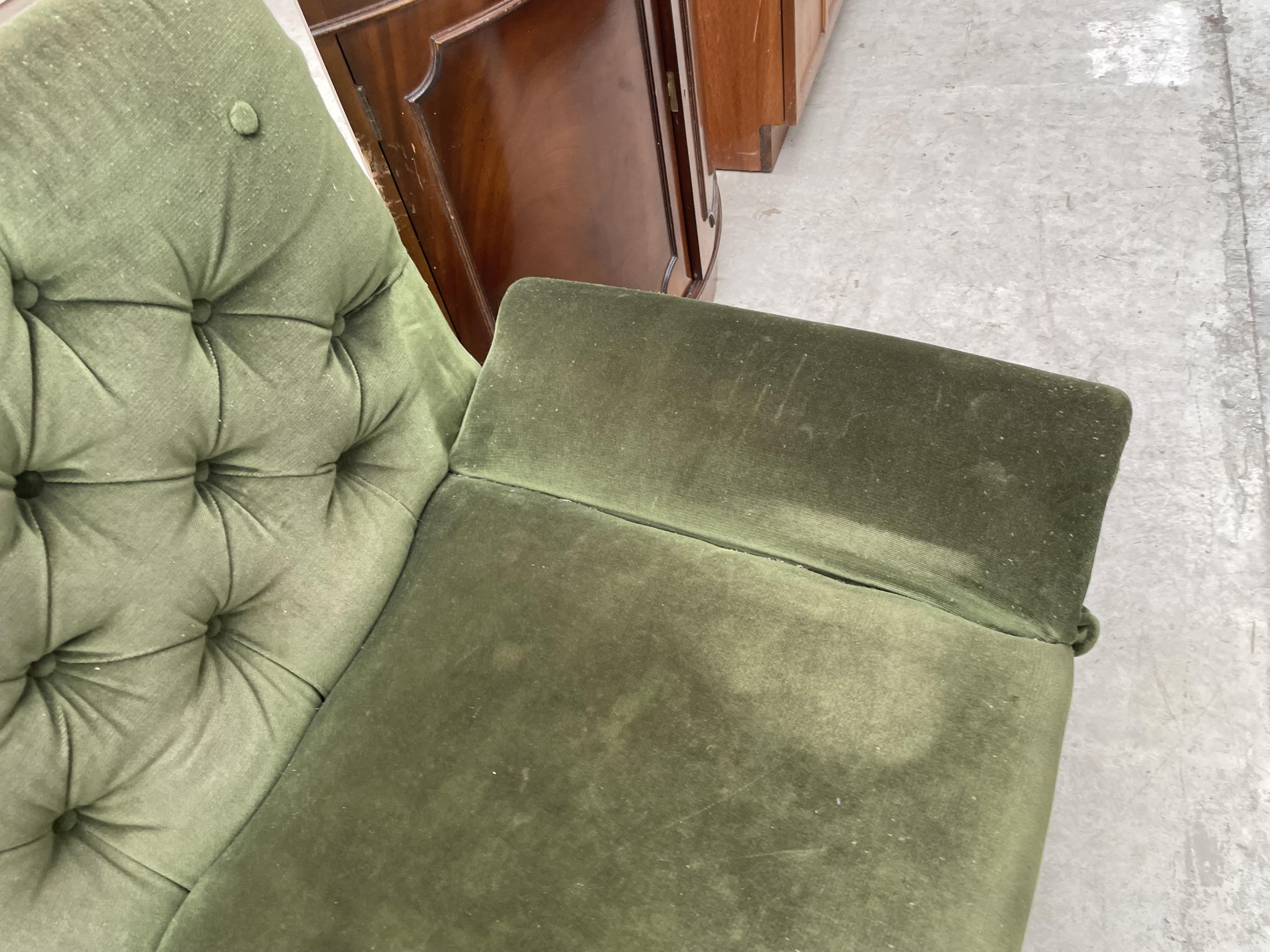 A 20TH CENTURY BUTTON BACK DROP-END SETTEE - Image 2 of 5