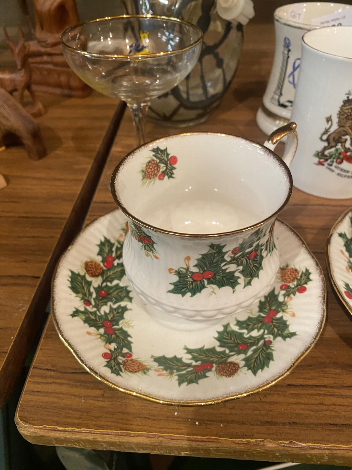 A QUANTITY OF CERAMICS TO INCLUDE TWO ROYAL MINSTER HOLLY THEMED CUPS AND SAUCERS, FOUR MUGS - Image 4 of 4