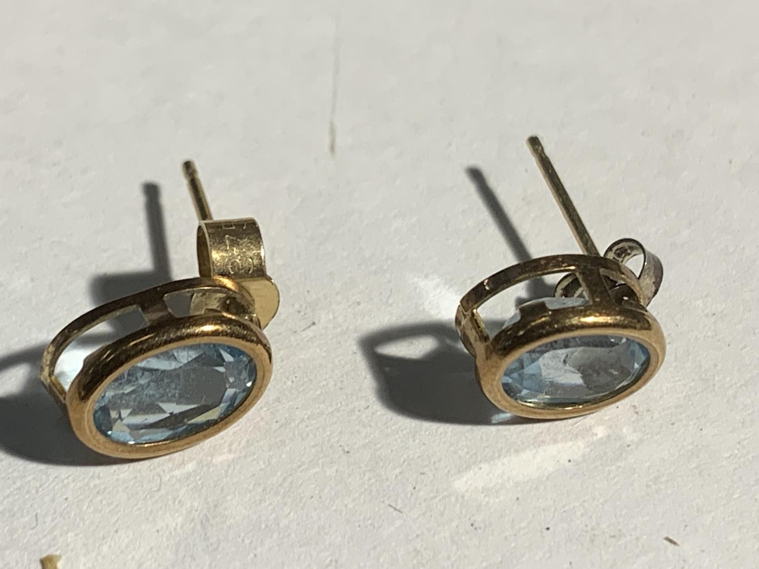 TWO PAIRS OF 9 CARAT GOLD EARRINGS GROSS WEIGHT 3.1 GRAMS - Image 2 of 3